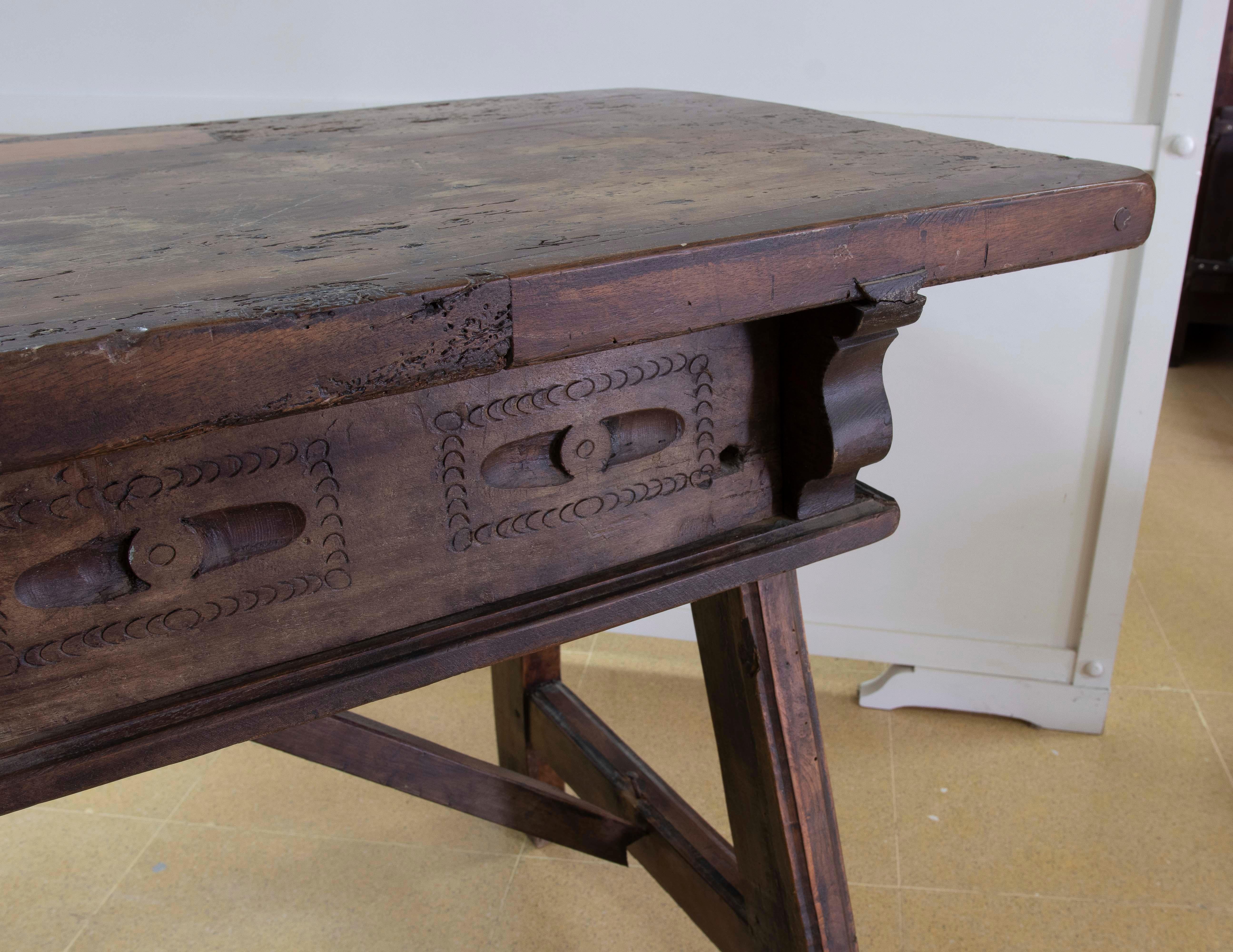 Tavolo rustico spagnolo del 18° secolo con due cassetti e tiranti originali in ferro in vendita 6