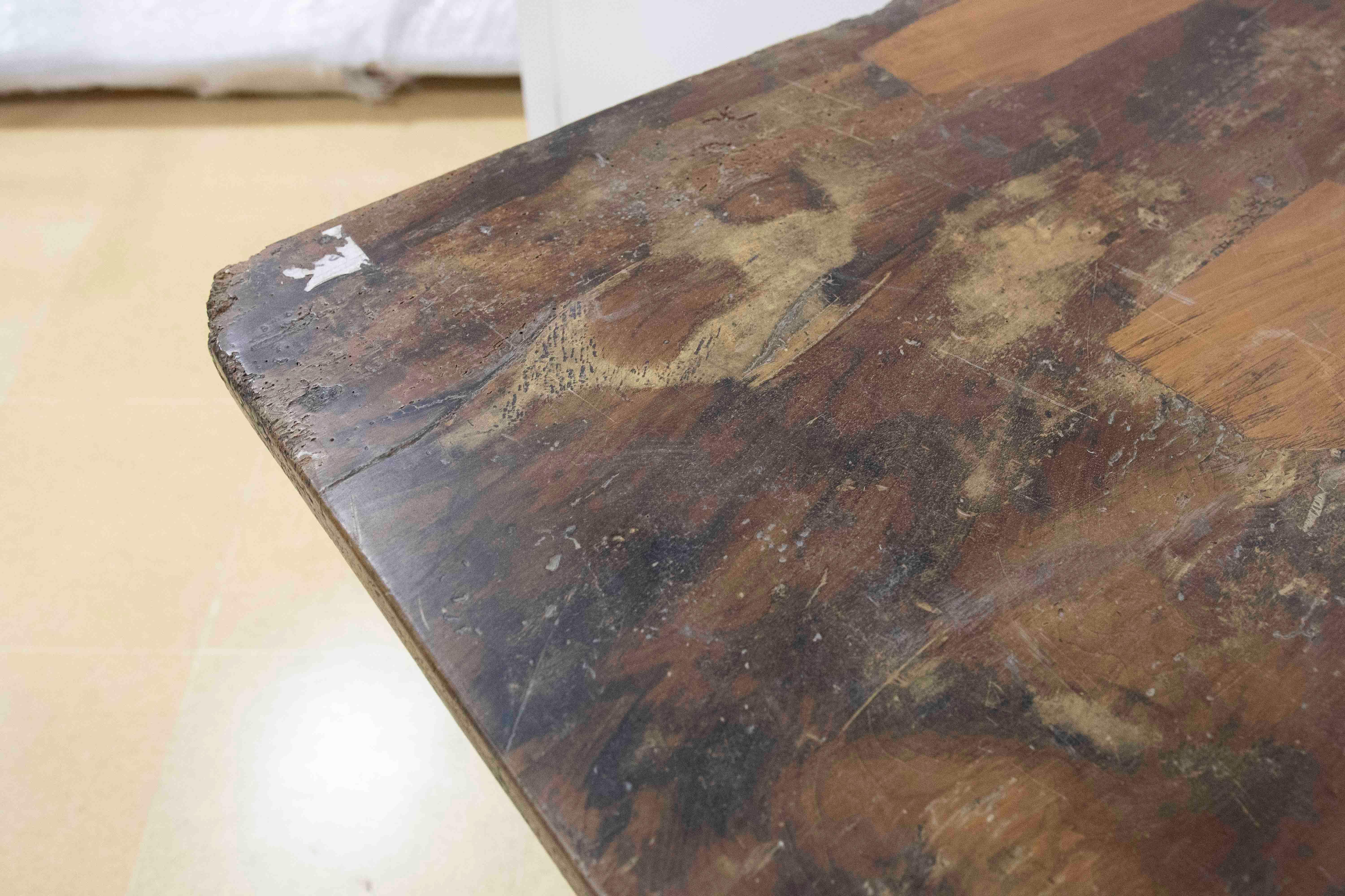 Tavolo rustico spagnolo del 18° secolo con due cassetti e tiranti originali in ferro in vendita 8