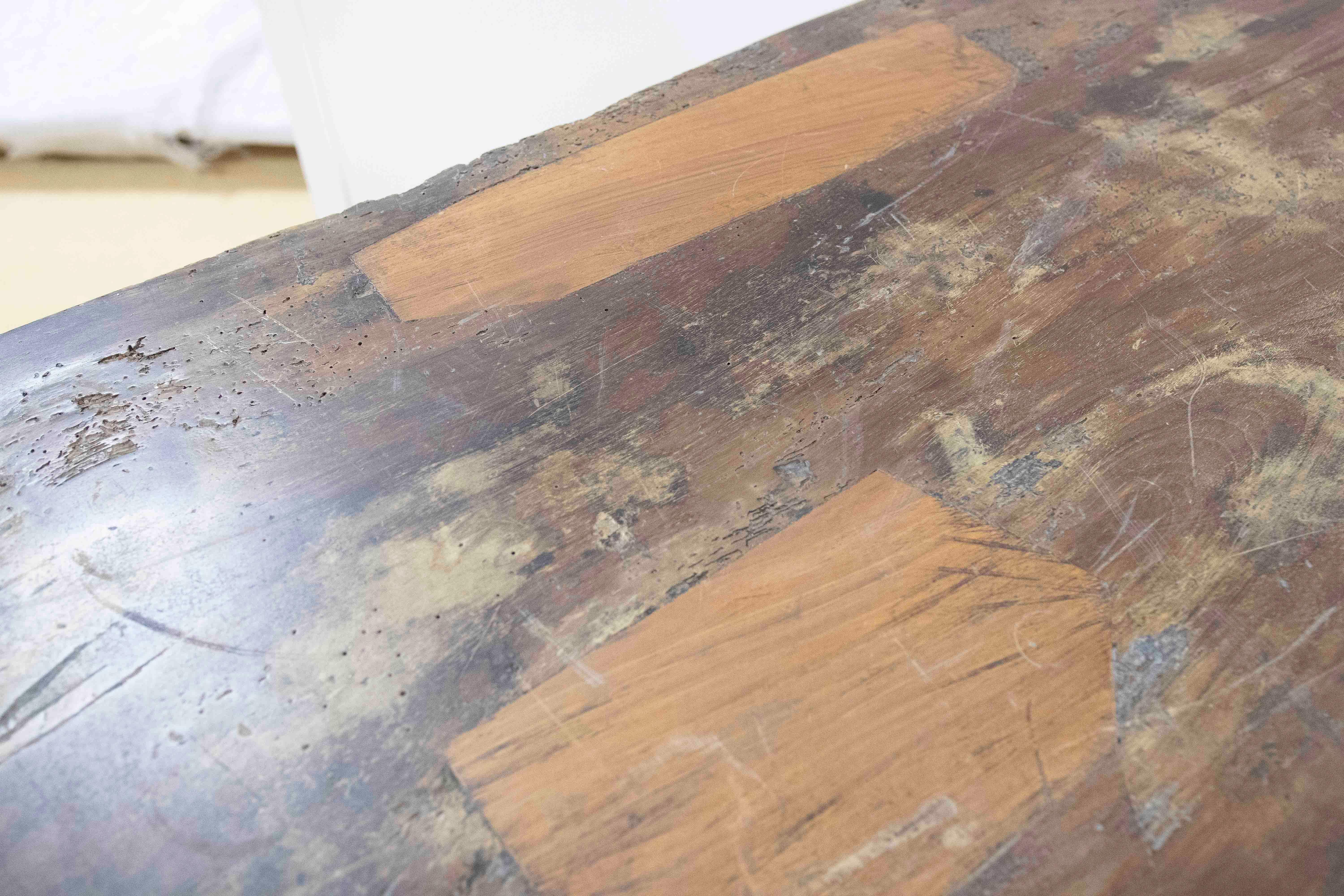 Tavolo rustico spagnolo del 18° secolo con due cassetti e tiranti originali in ferro in vendita 9