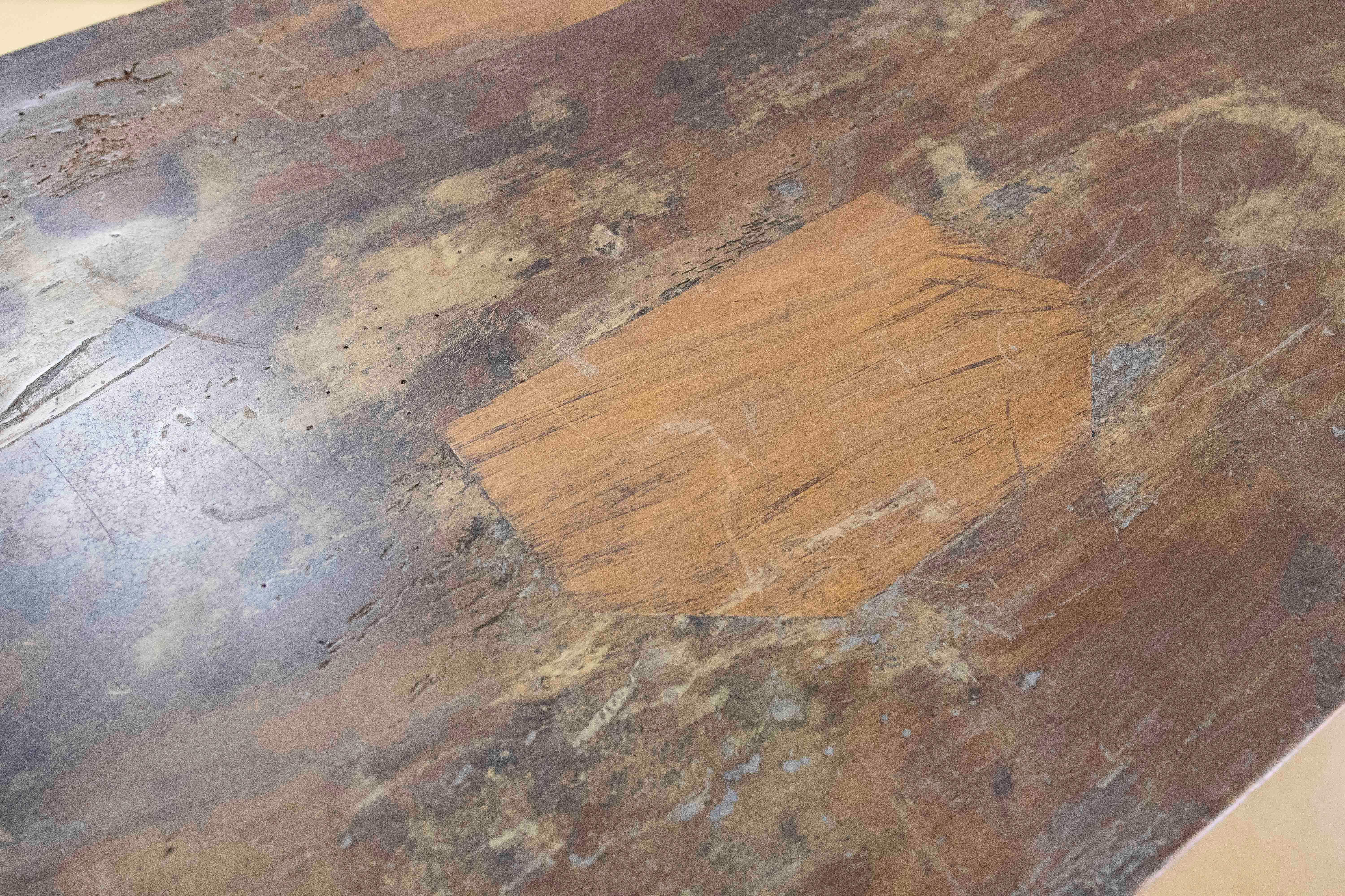 Tavolo rustico spagnolo del 18° secolo con due cassetti e tiranti originali in ferro in vendita 10