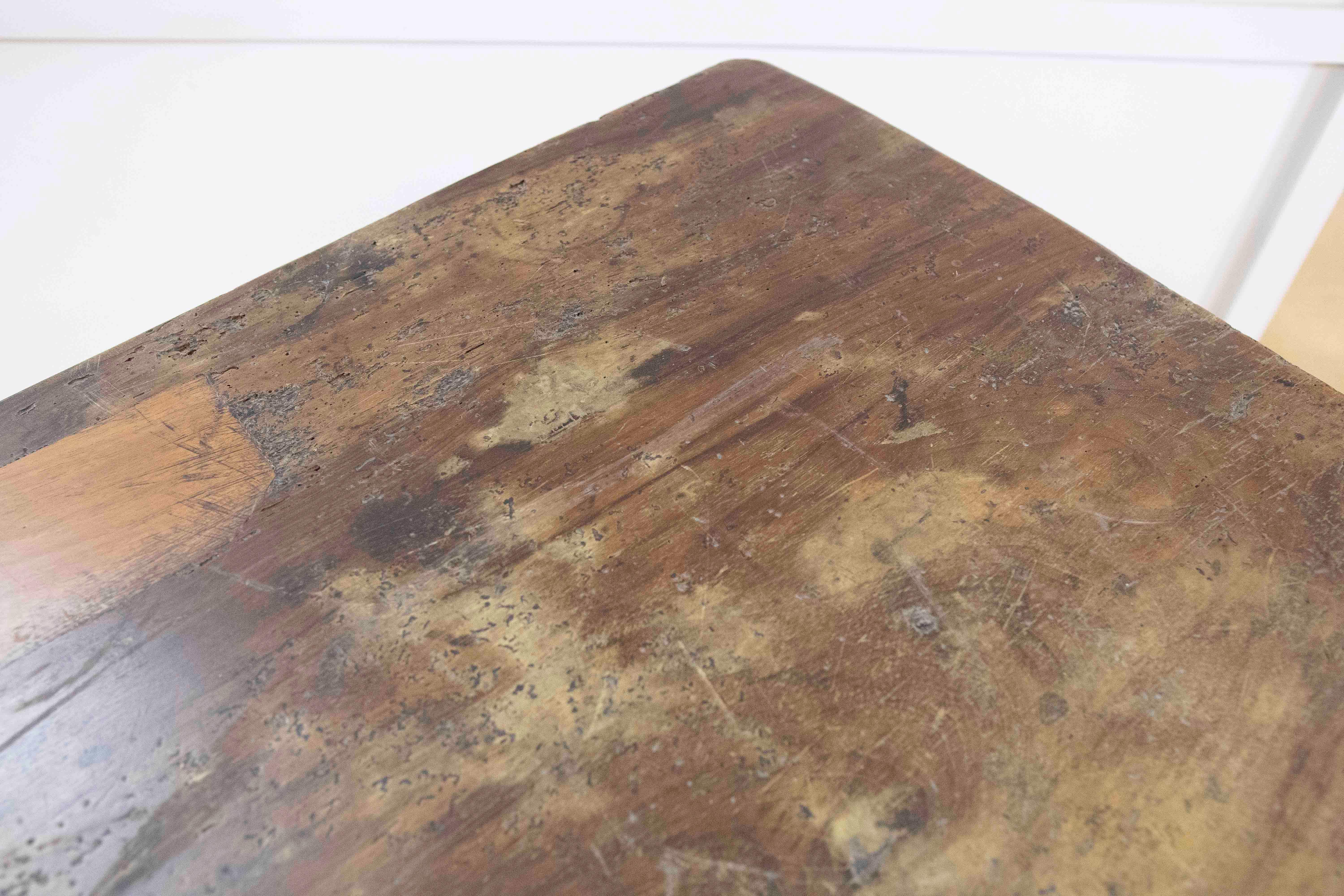 Tavolo rustico spagnolo del 18�° secolo con due cassetti e tiranti originali in ferro in vendita 11