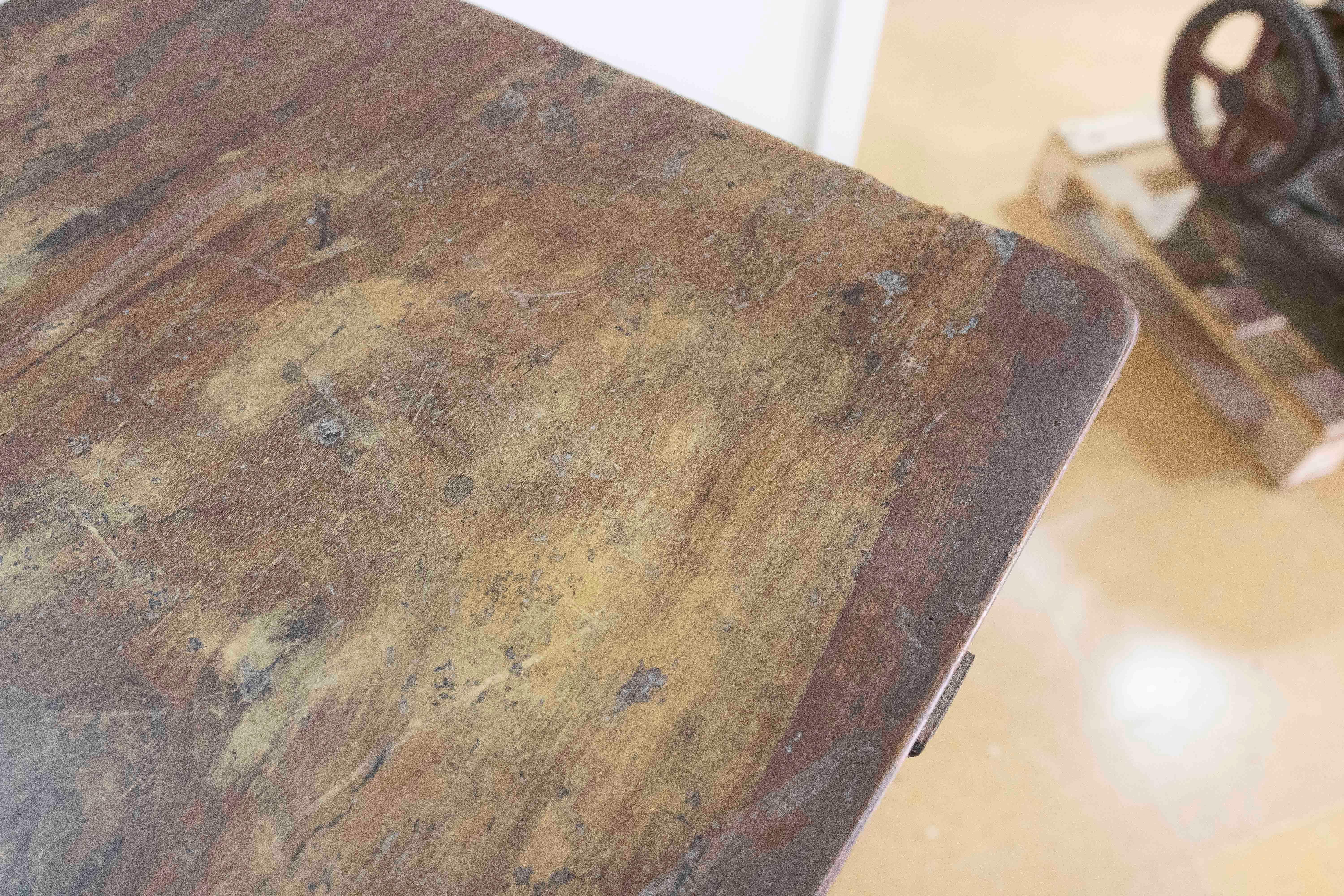 Tavolo rustico spagnolo del 18° secolo con due cassetti e tiranti originali in ferro in vendita 12