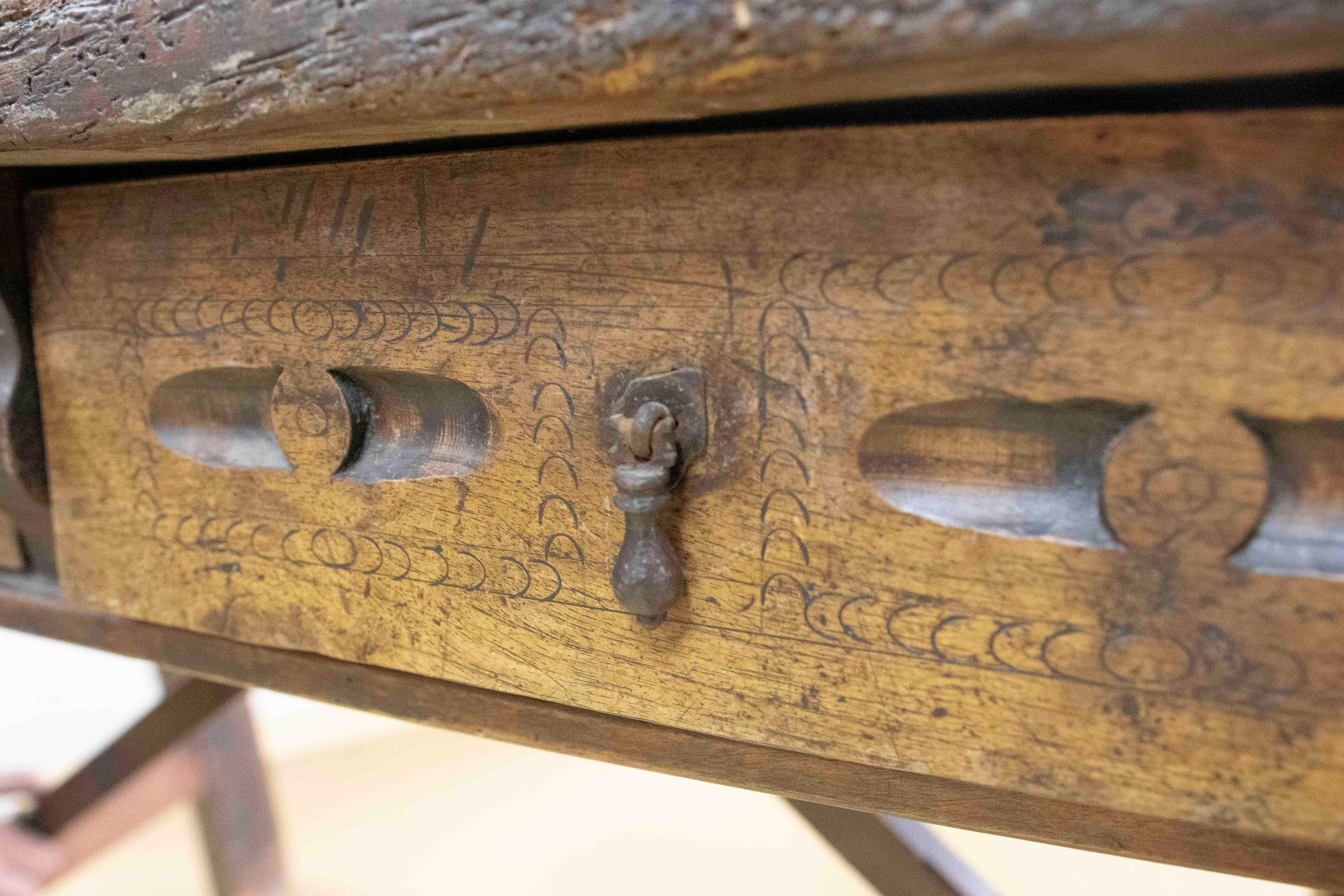 Tavolo rustico spagnolo del 18° secolo con due cassetti e tiranti originali in ferro in vendita 13