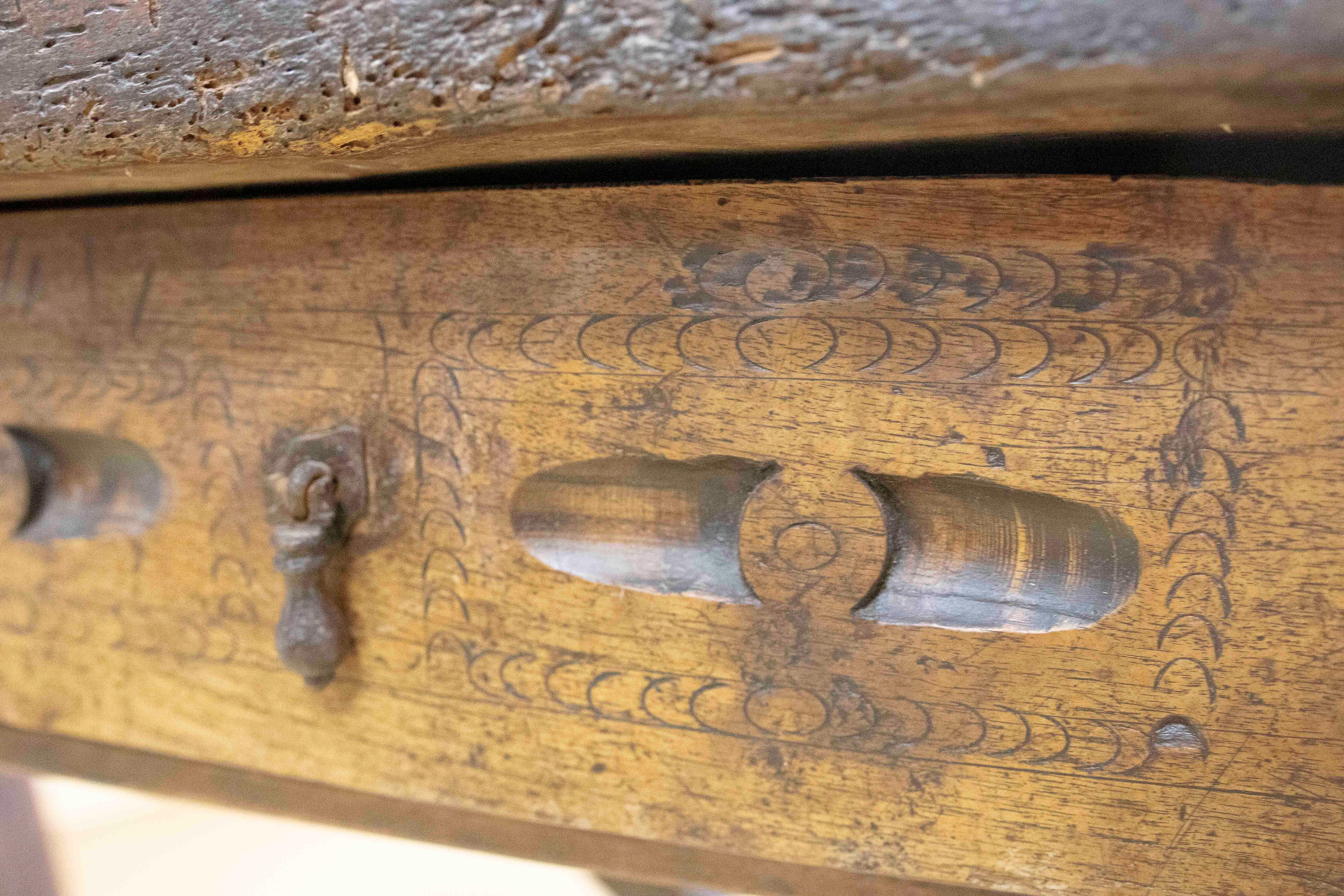 Tavolo rustico spagnolo del 18° secolo con due cassetti e tiranti originali in ferro in vendita 14