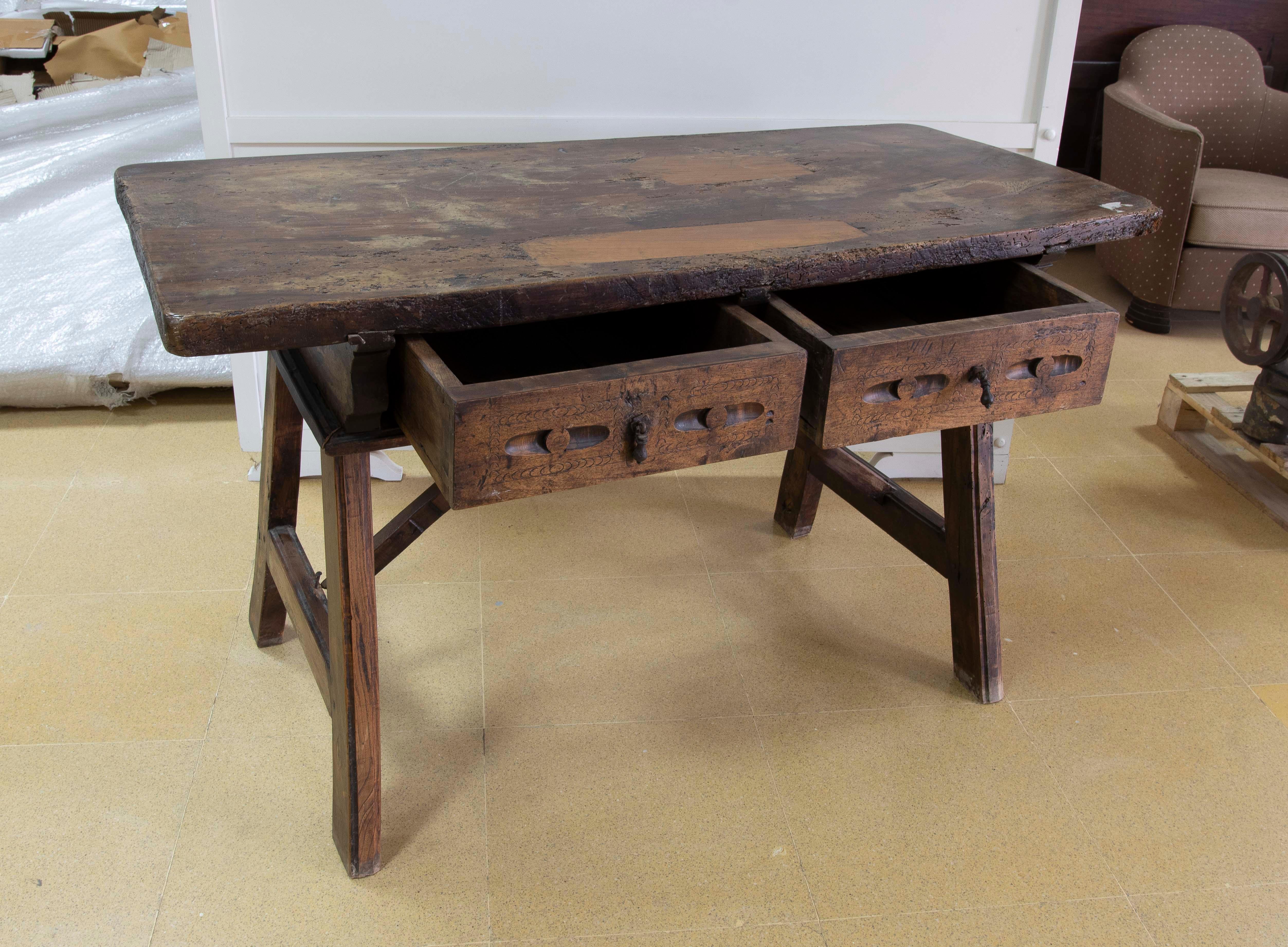 Spagnolo Tavolo rustico spagnolo del 18° secolo con due cassetti e tiranti originali in ferro in vendita