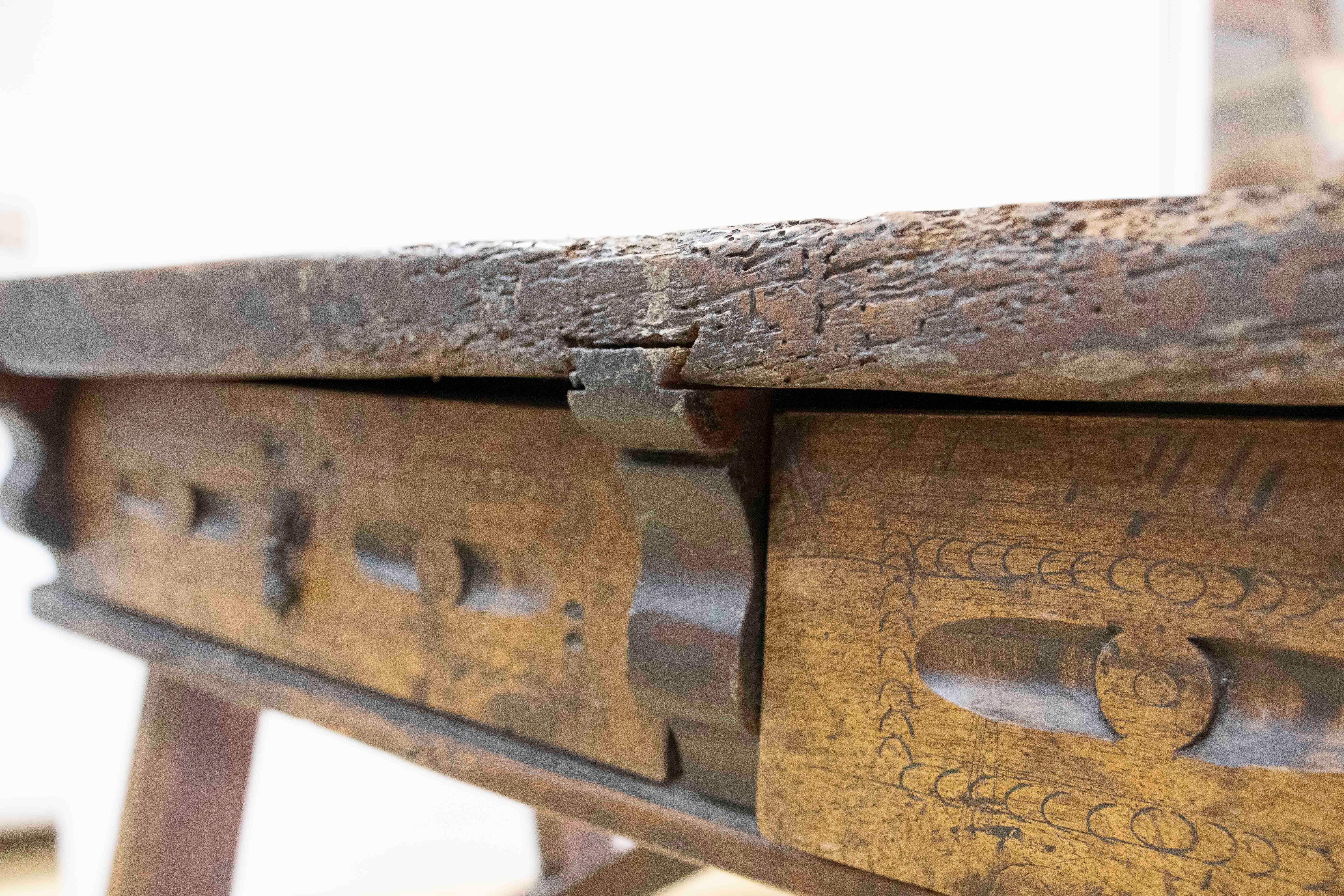 Tavolo rustico spagnolo del 18° secolo con due cassetti e tiranti originali in ferro in vendita 15