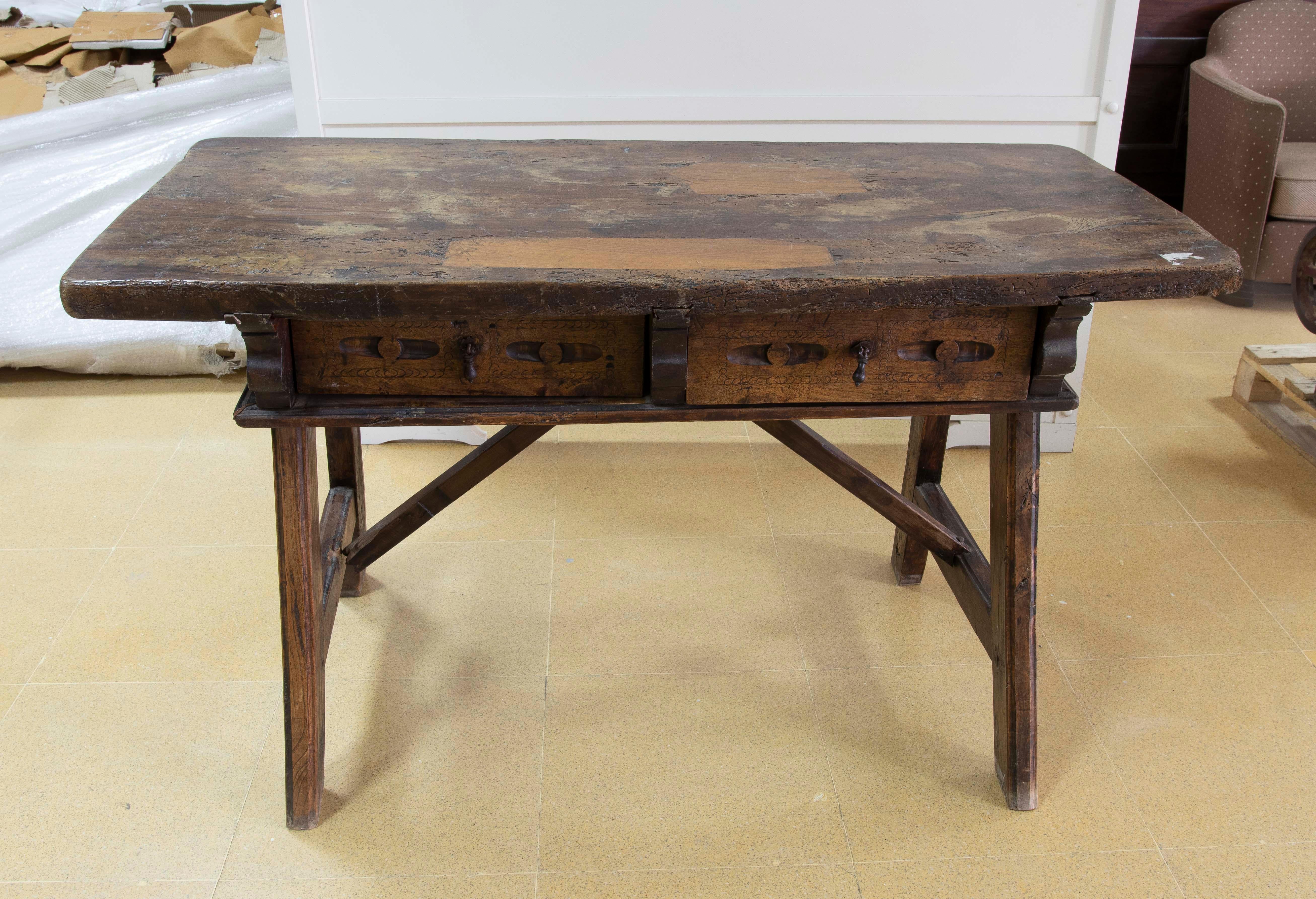 Tavolo rustico spagnolo del 18° secolo con due cassetti e tiranti originali in ferro In condizioni buone in vendita a Marbella, ES