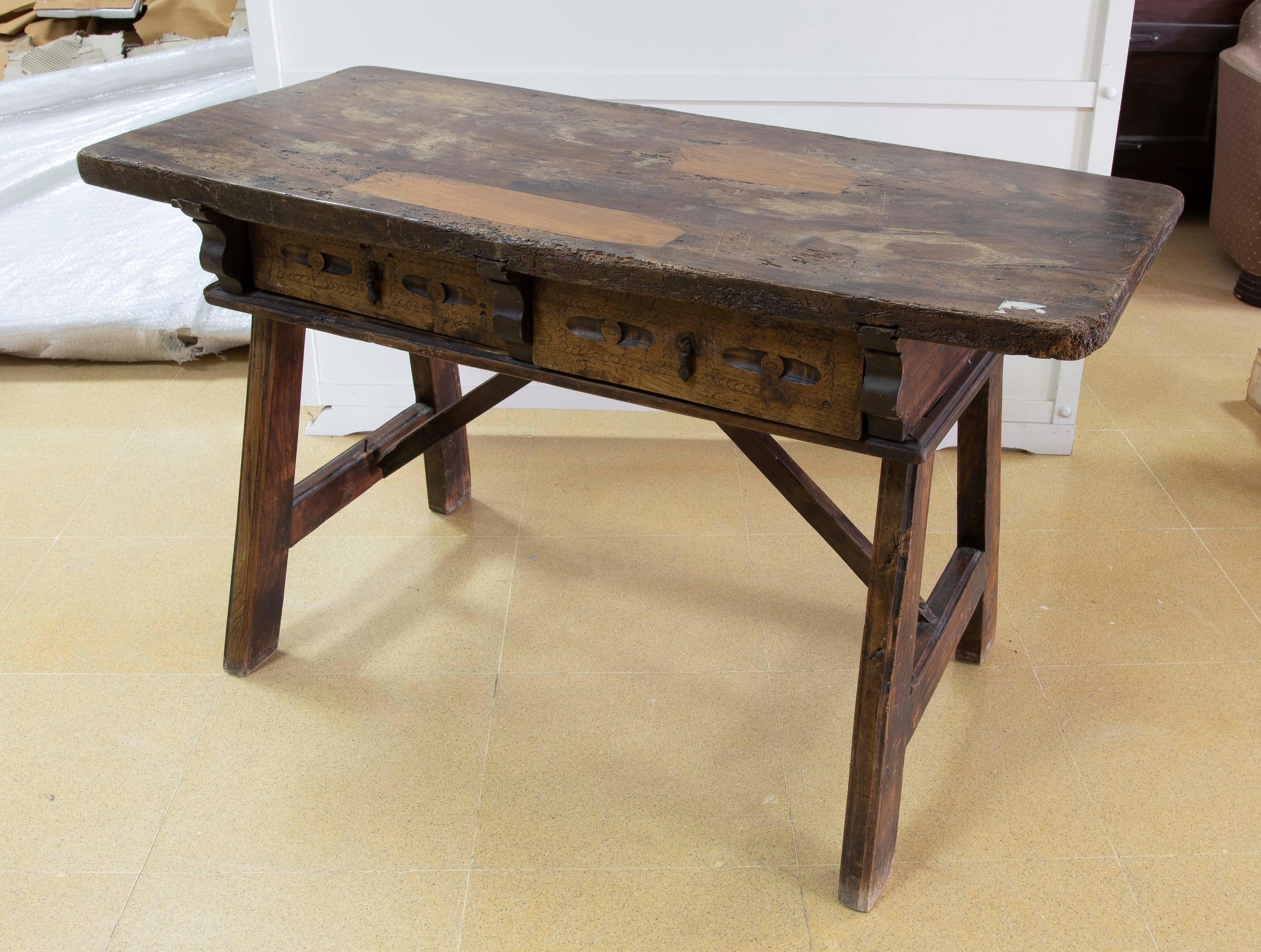 Fino al XVIII secolo Tavolo rustico spagnolo del 18° secolo con due cassetti e tiranti originali in ferro in vendita