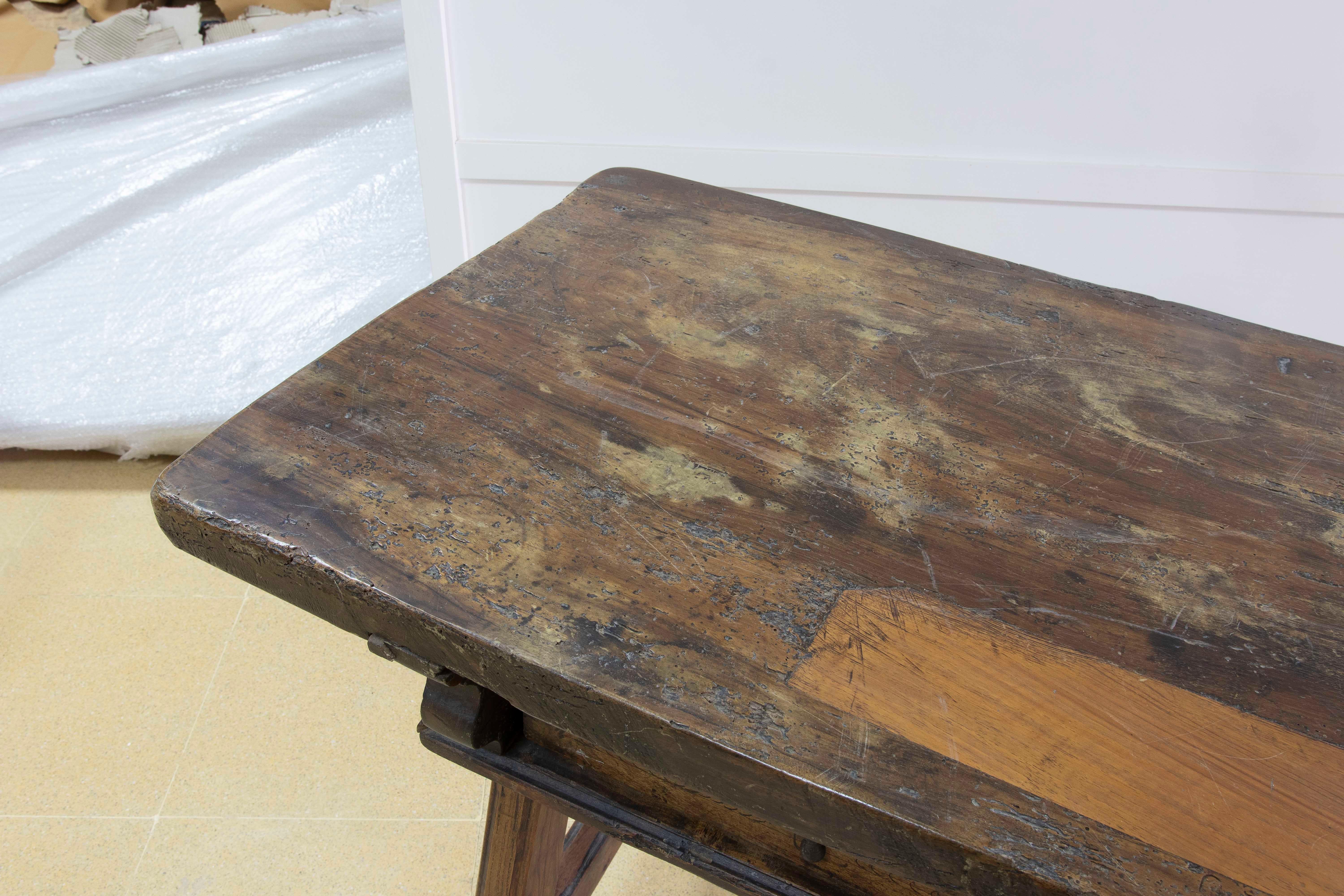 Legno Tavolo rustico spagnolo del 18° secolo con due cassetti e tiranti originali in ferro in vendita