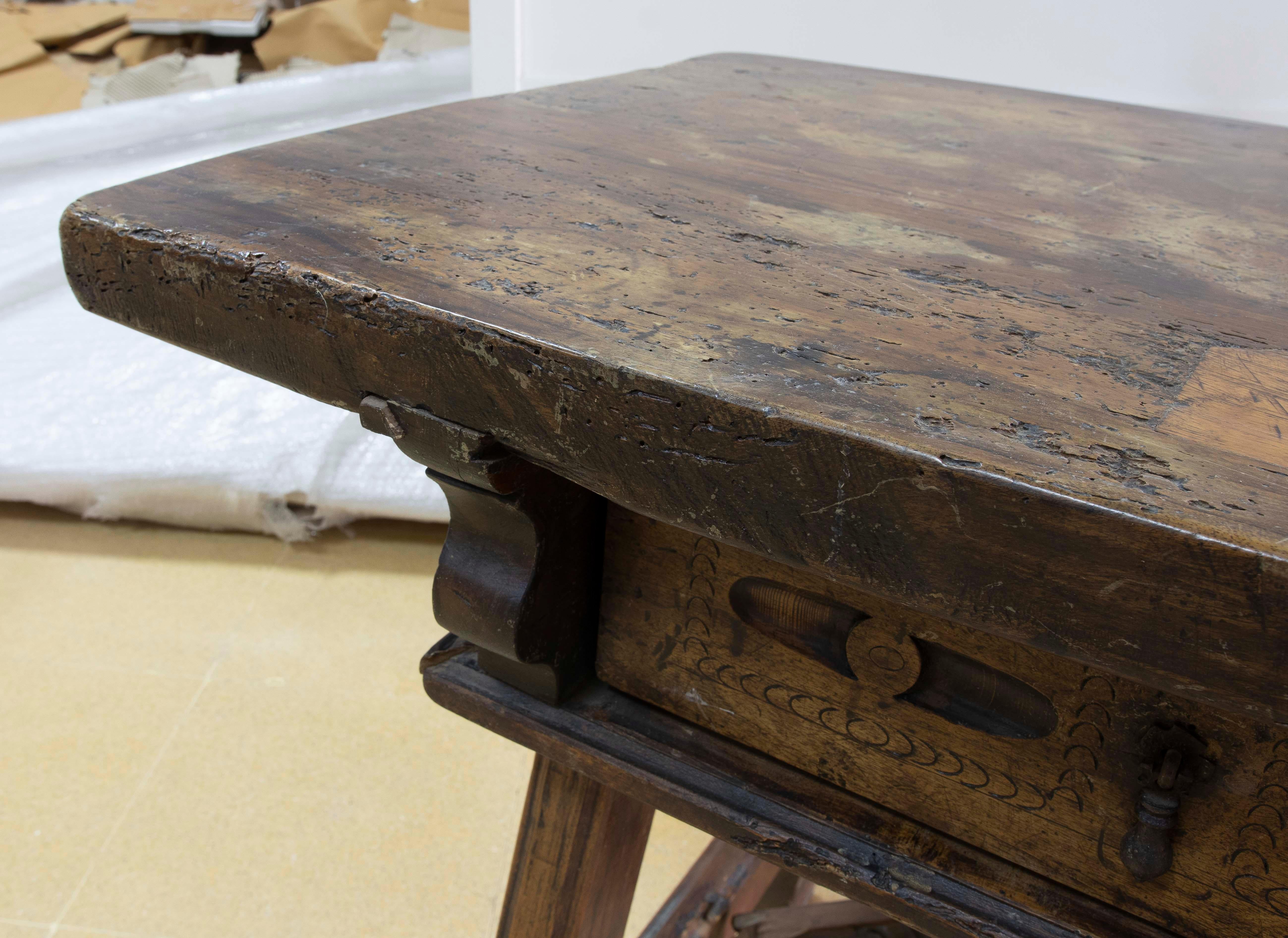 Tavolo rustico spagnolo del 18° secolo con due cassetti e tiranti originali in ferro in vendita 1