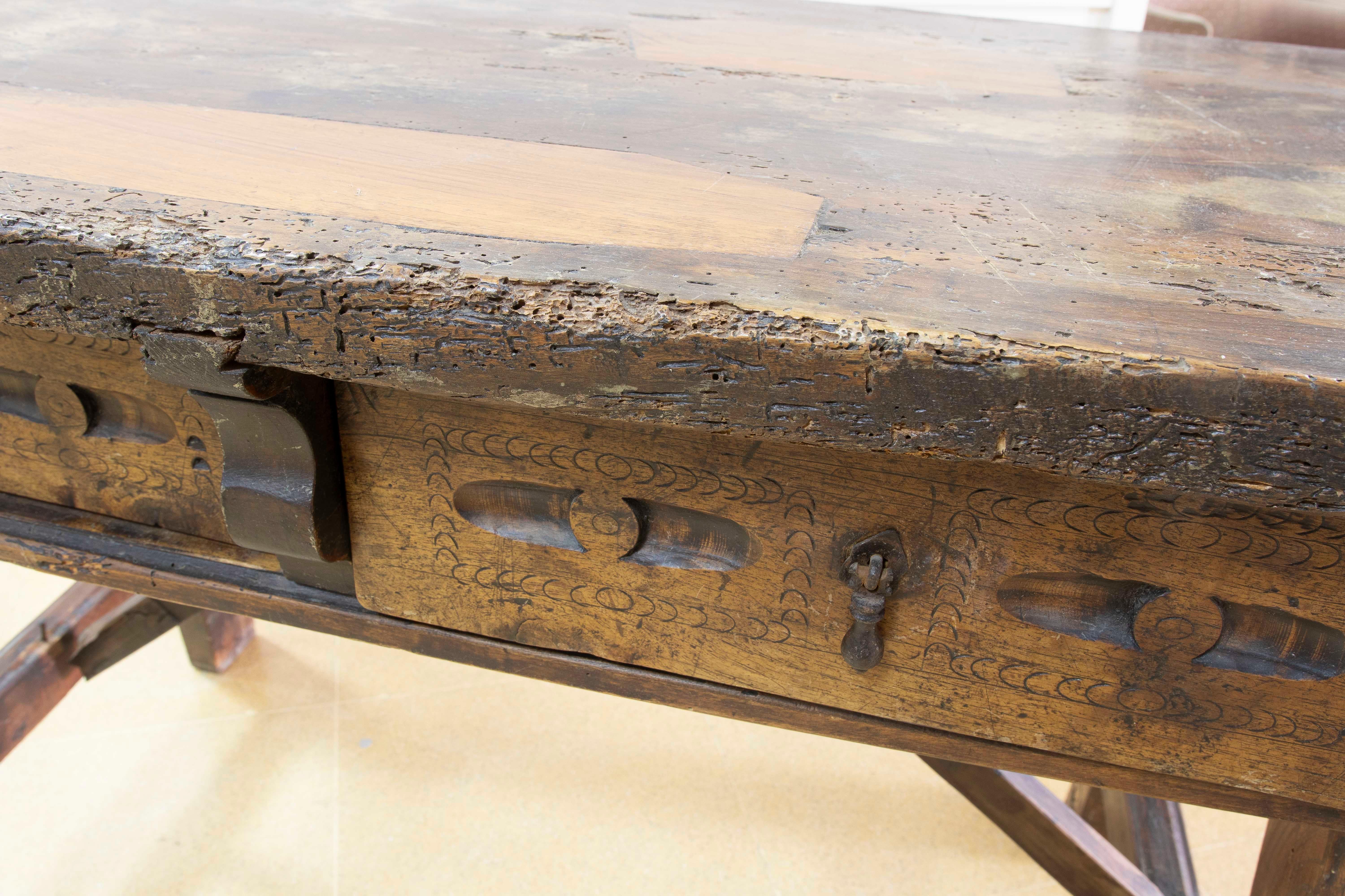 Tavolo rustico spagnolo del 18° secolo con due cassetti e tiranti originali in ferro in vendita 2