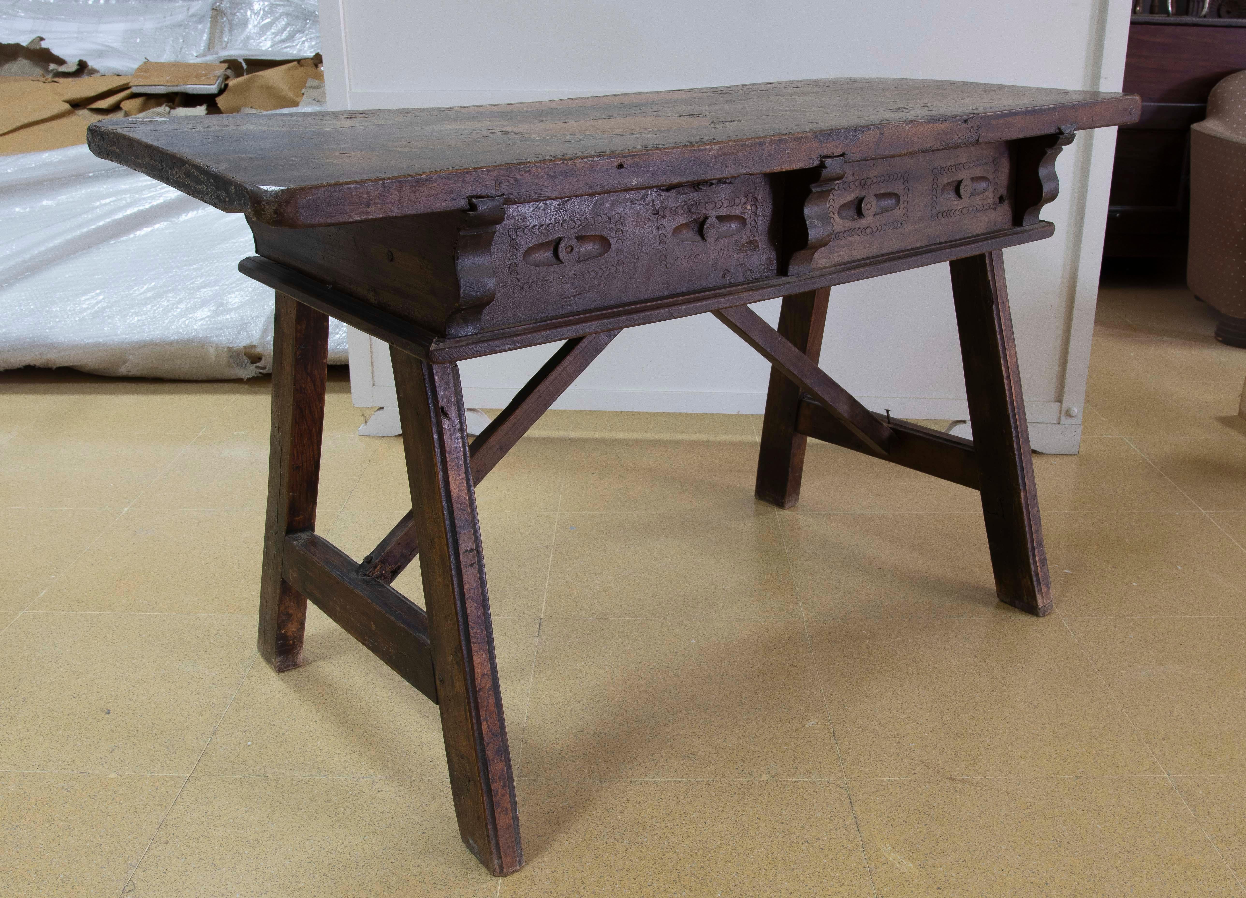 Tavolo rustico spagnolo del 18° secolo con due cassetti e tiranti originali in ferro in vendita 3