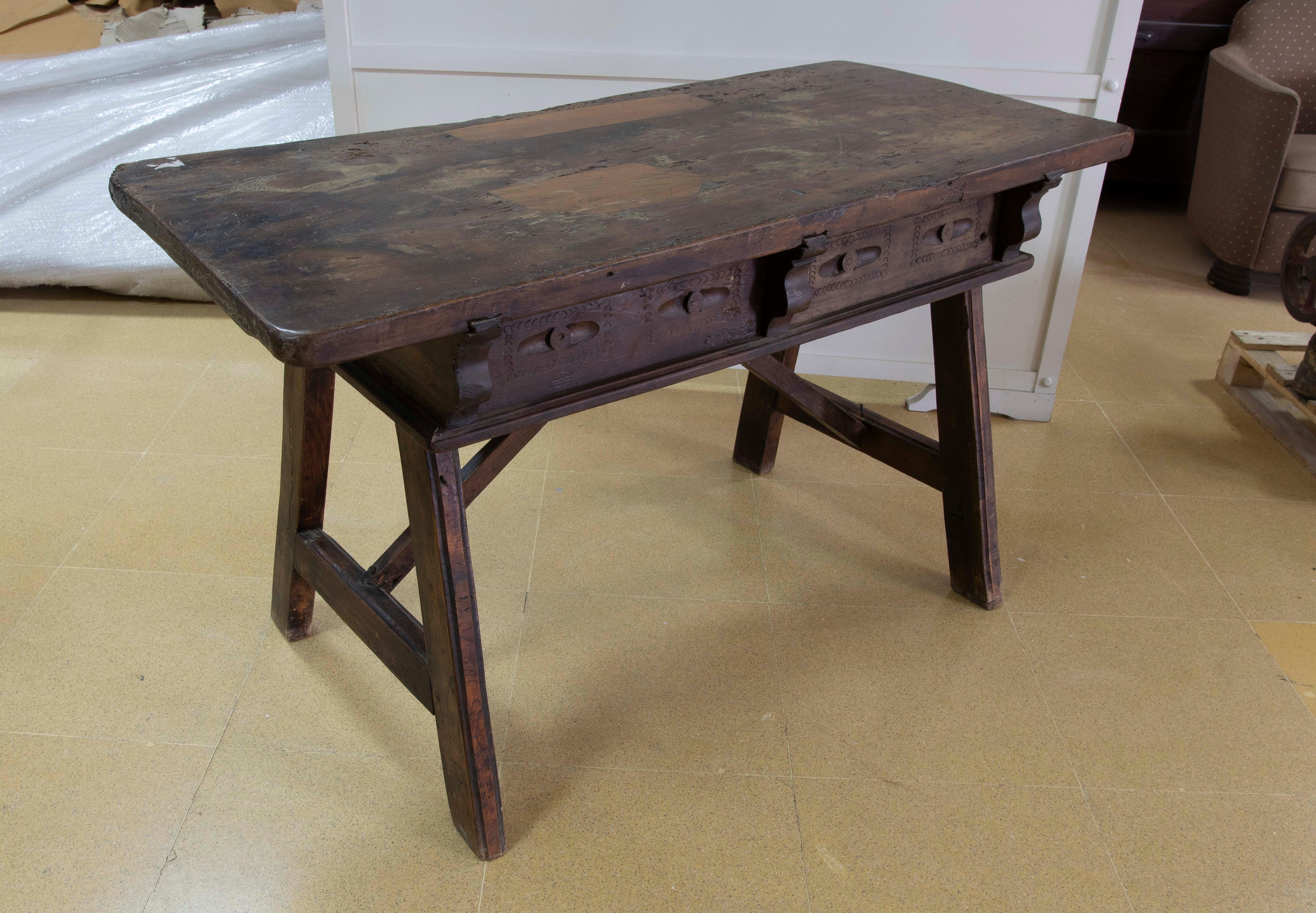 Tavolo rustico spagnolo del 18° secolo con due cassetti e tiranti originali in ferro in vendita 4
