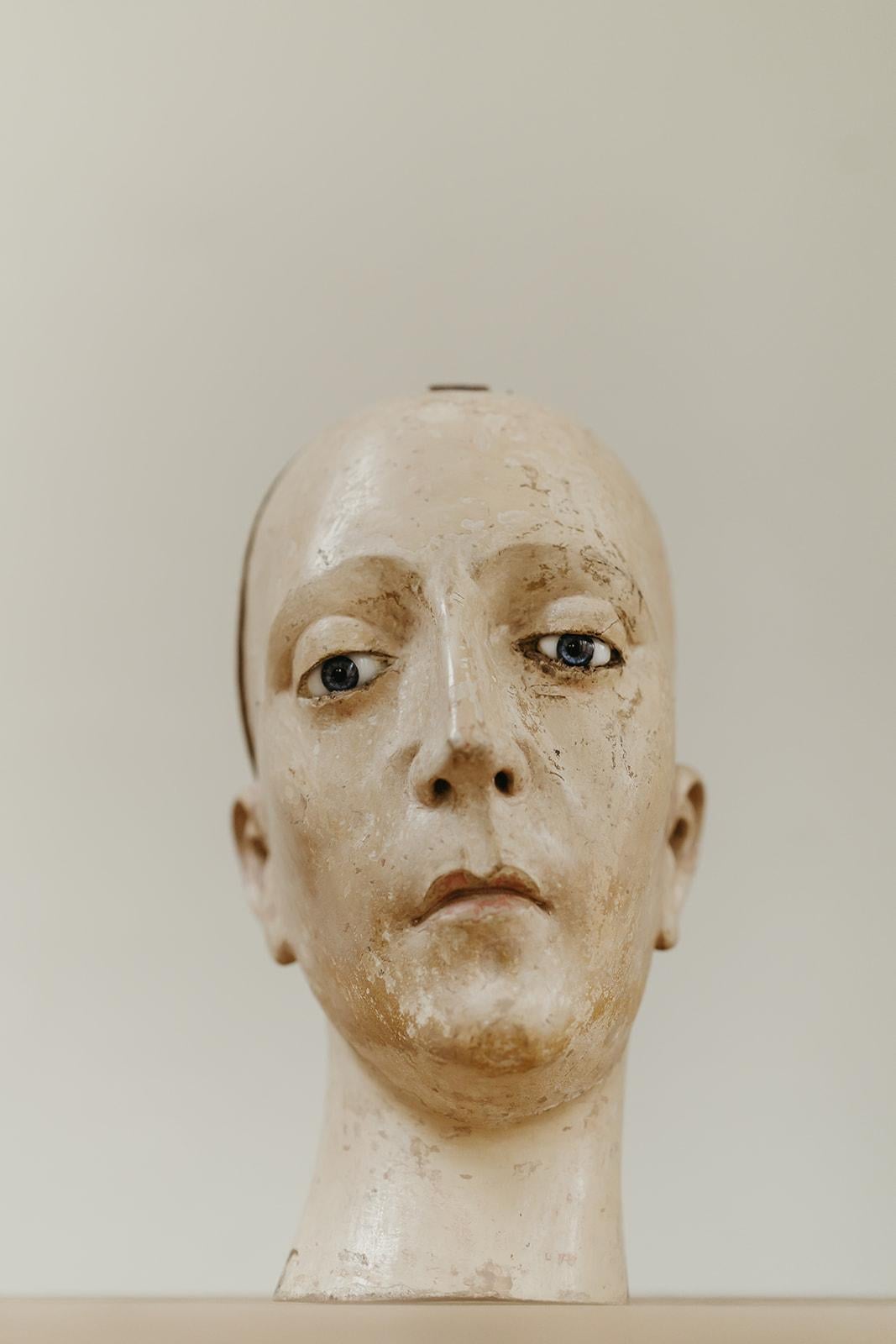 a rare find this 18th century santos head ... polychromed sculpted limewood ... a collectors items ... I can have the item professionally packed ... 