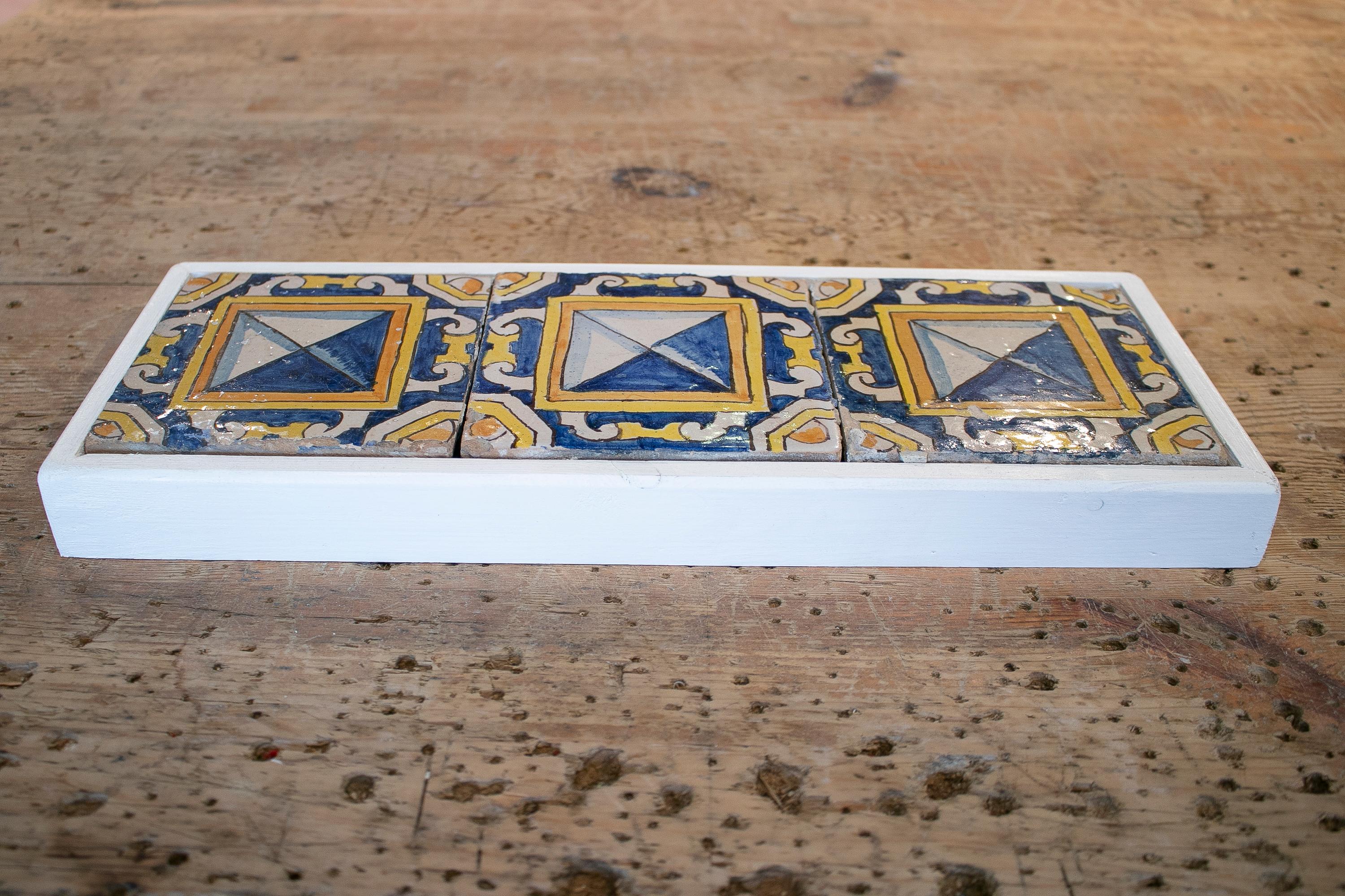 18th Century Spanish Set of 3 Framed Glazed Ceramic Tiles In Good Condition In Marbella, ES