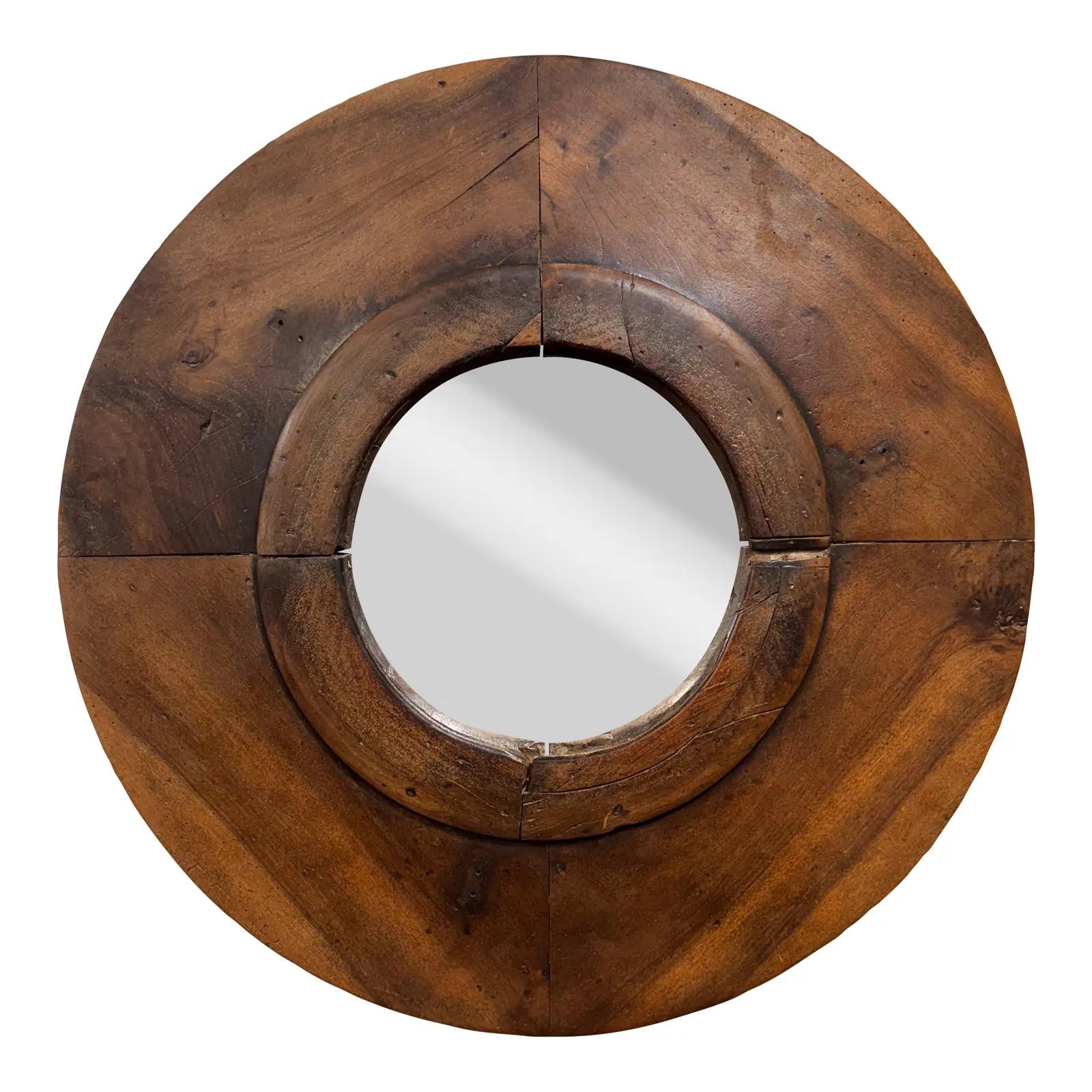 Questo specchio a oblò per navi spagnole del XVII secolo è un pezzo unico che probabilmente non vedrai mai più. Una pesante cornice in legno con specchio centrale dalle linee pulite e dal bel colore del legno. Si tratta di un incredibile specchio