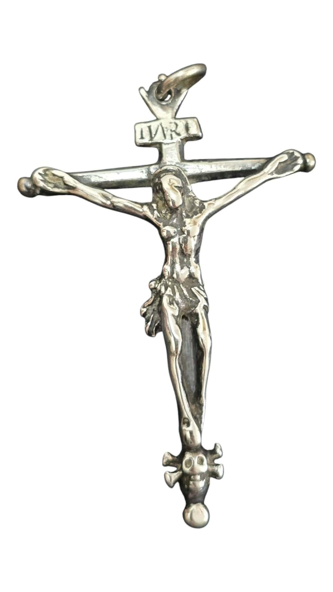 Dieses spanische Silberkruzifix aus dem 18. Jahrhundert ist ein schönes Beispiel für die Frömmigkeit und Kunstfertigkeit der Kolonialzeit und ein beeindruckendes religiöses Artefakt, das vollständig aus massivem Silber gefertigt wurde. Mit anmutigen
