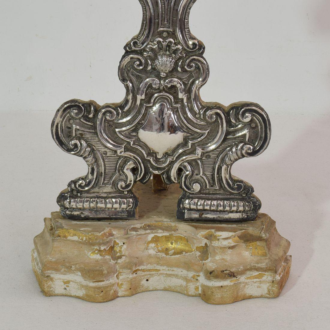 Spanisches Barockreliquary aus Silber auf Holz aus dem 18. Jahrhundert im Angebot 10
