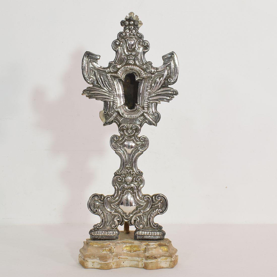 Schöner und detaillierter Reliquienhalter mit einer dünnen gehämmerten Silberschicht auf Holz. Schöne Details,
Spanien, um 1750. Verwittert und kleine Verluste.