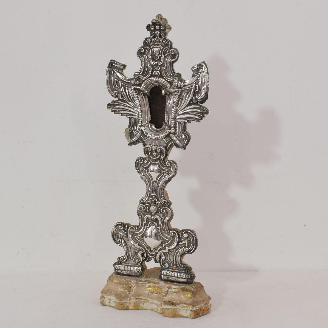 Spanisches Barockreliquary aus Silber auf Holz aus dem 18. Jahrhundert im Zustand „Gut“ im Angebot in Buisson, FR