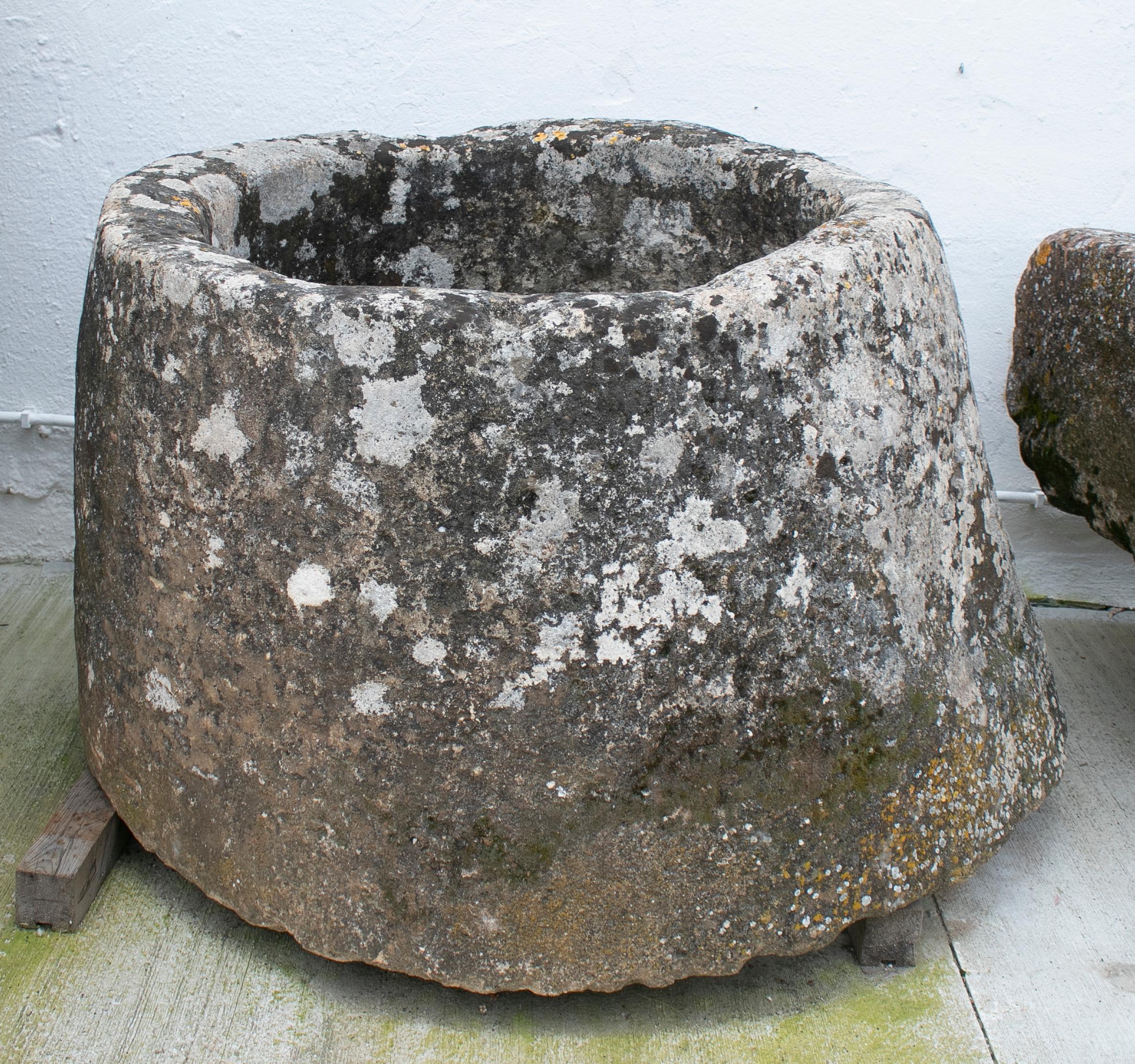 Irregular 18th century Spanish solid stone water well.

Opening dimensions: 80cm.