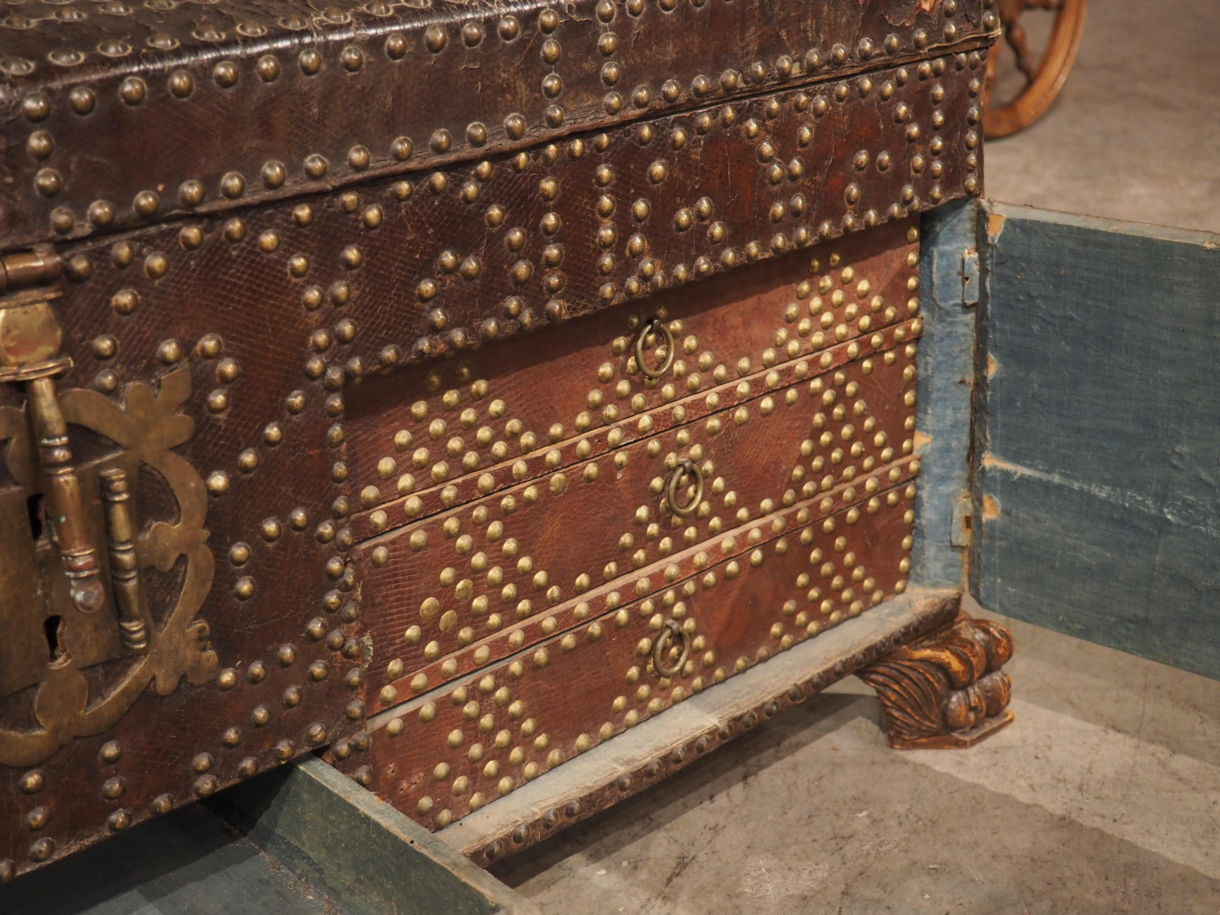 Coffre en cuir clouté espagnol du 18ème siècle avec compartiments verrouillables en vente 8
