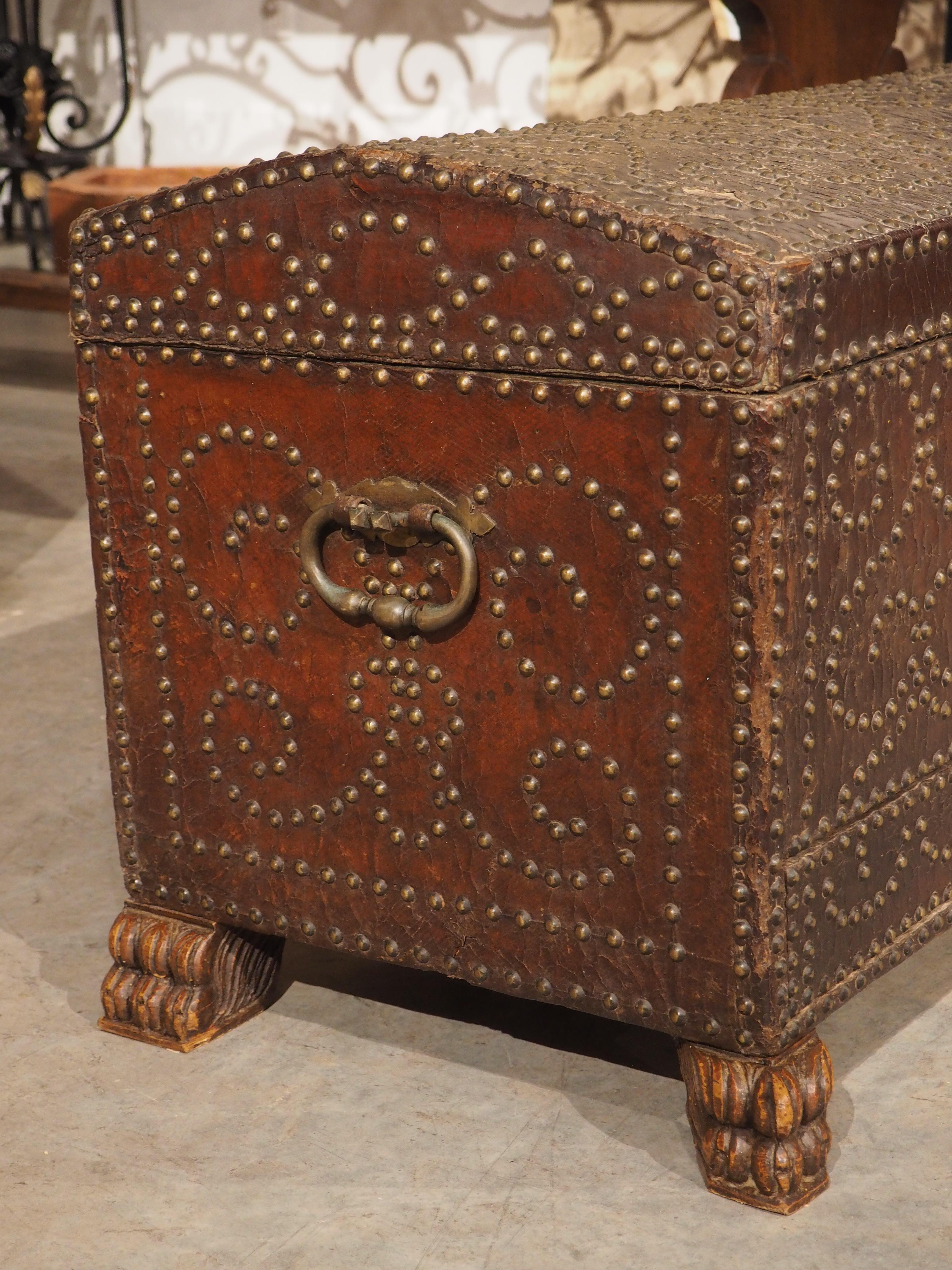 Coffre en cuir clouté espagnol du 18ème siècle avec compartiments verrouillables en vente 10