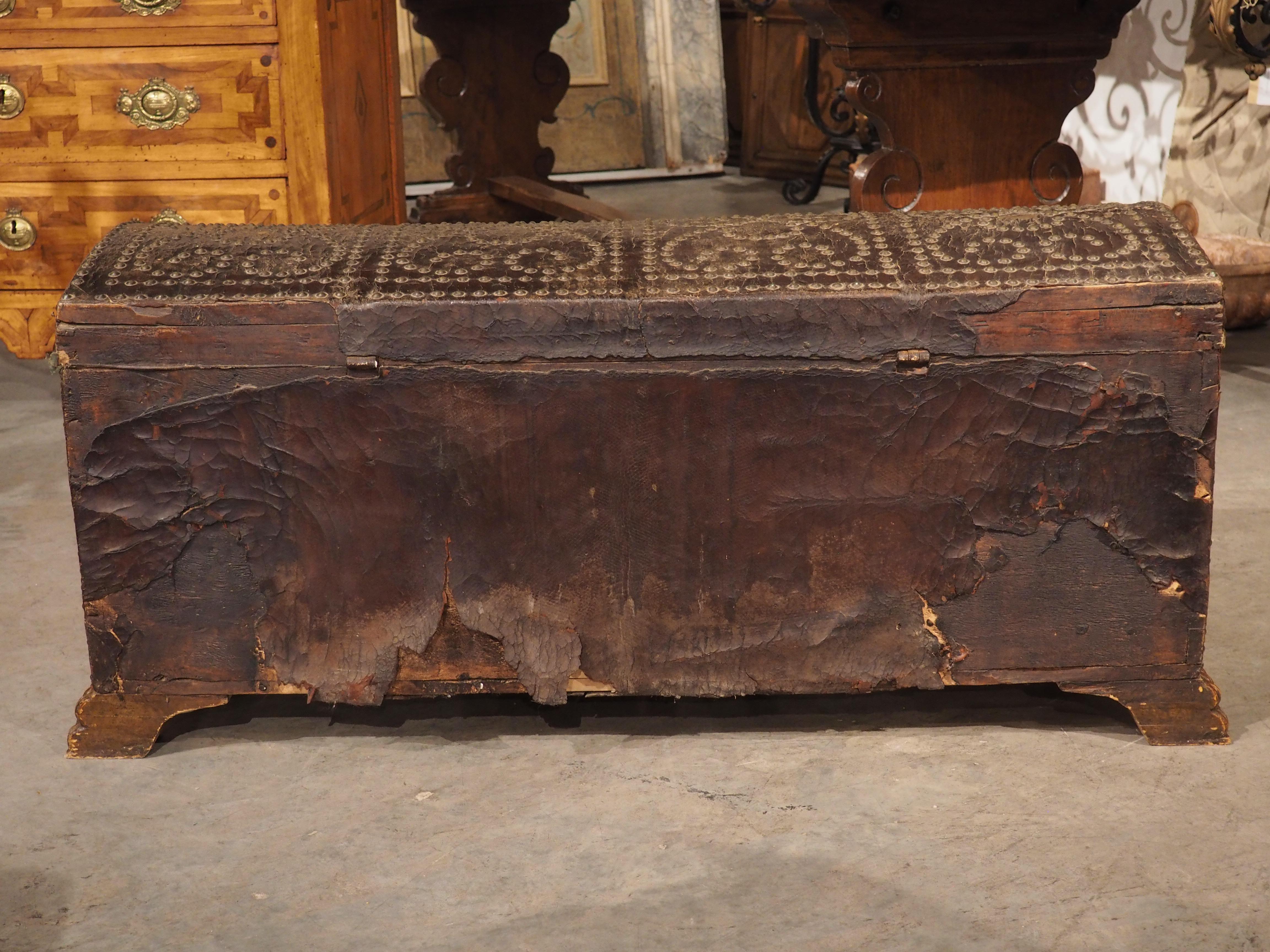 Coffre en cuir clouté espagnol du 18ème siècle avec compartiments verrouillables en vente 11