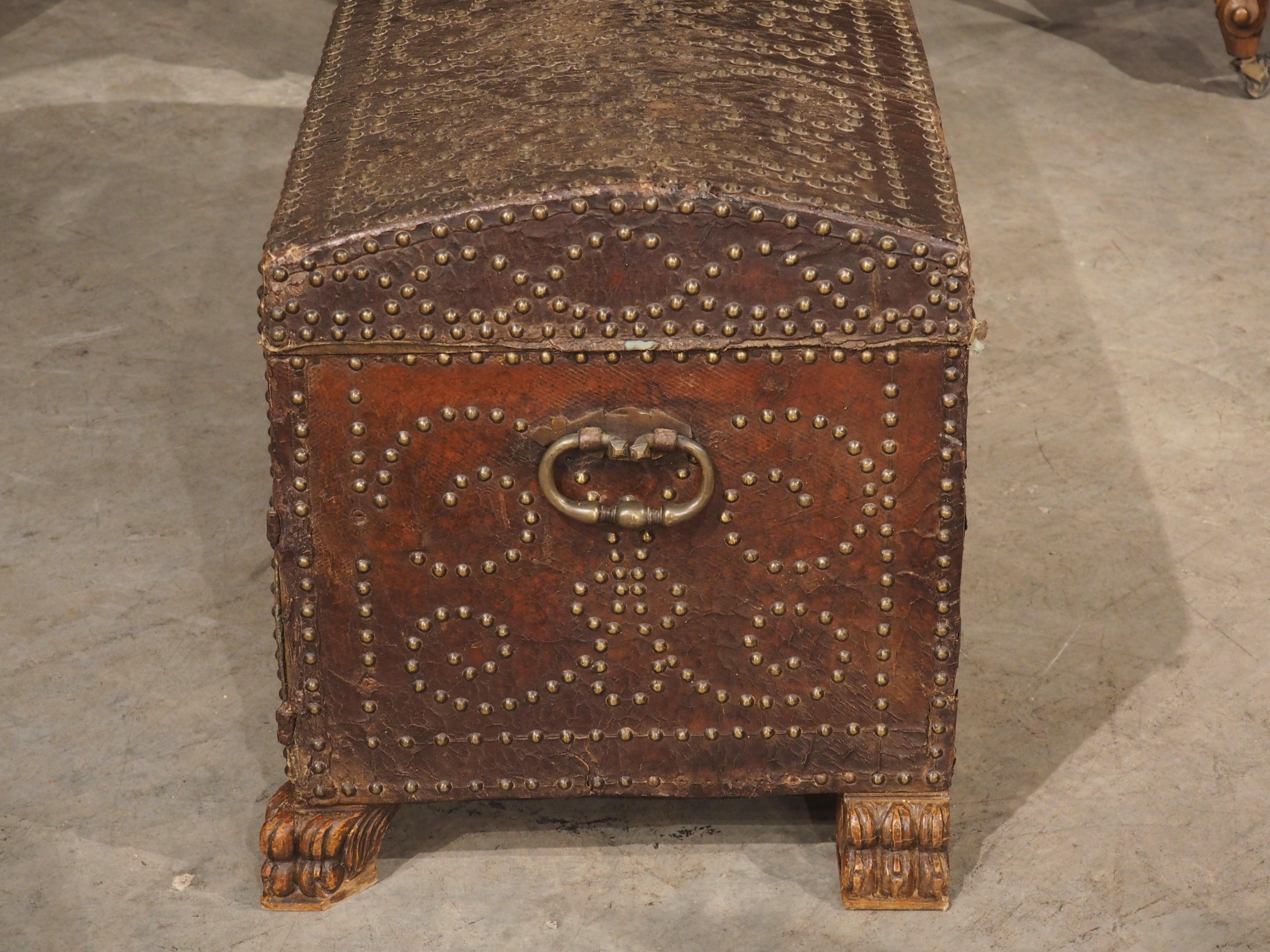 Coffre en cuir clouté espagnol du 18ème siècle avec compartiments verrouillables en vente 12