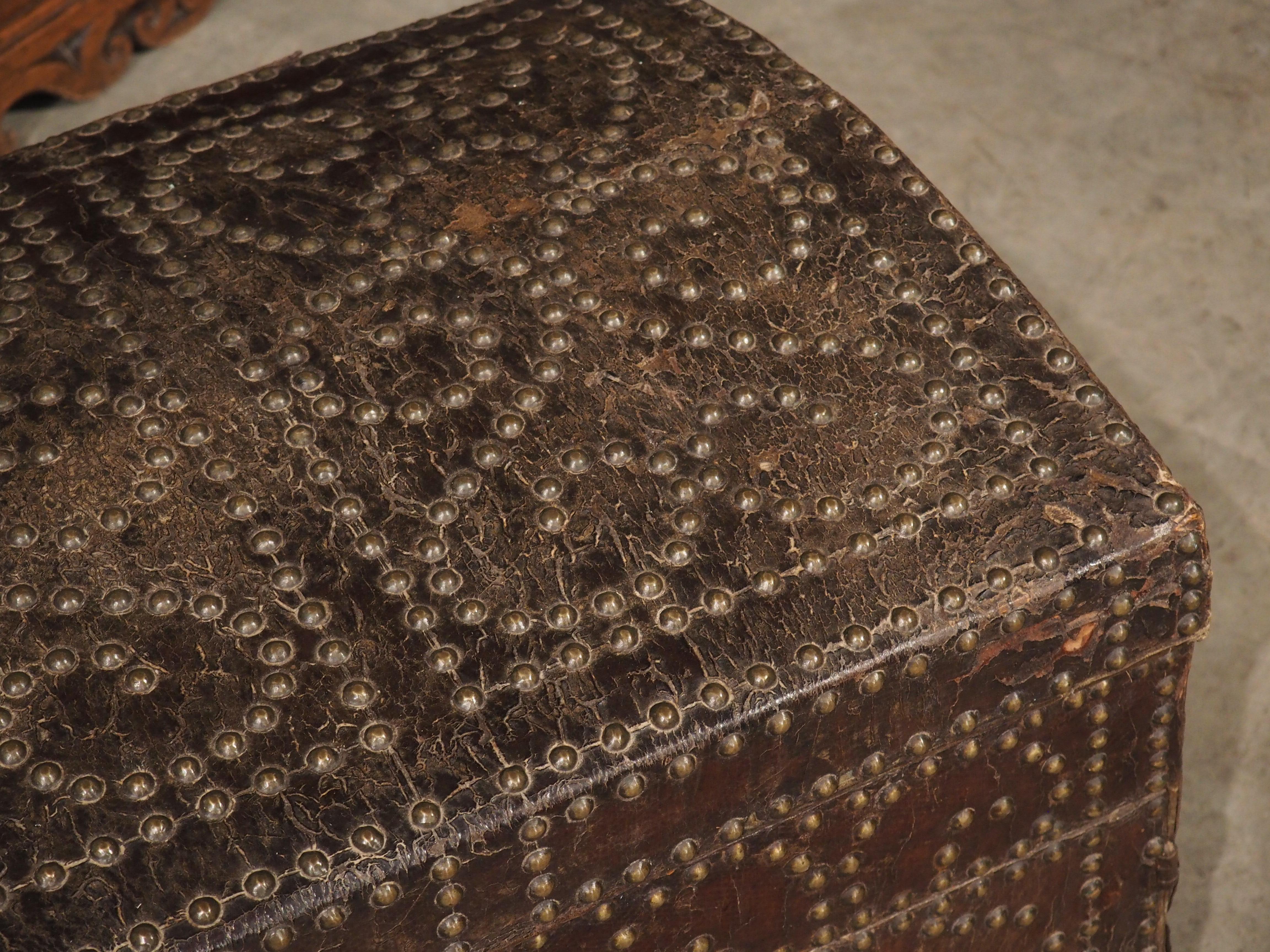 Coffre en cuir clouté espagnol du 18ème siècle avec compartiments verrouillables en vente 1