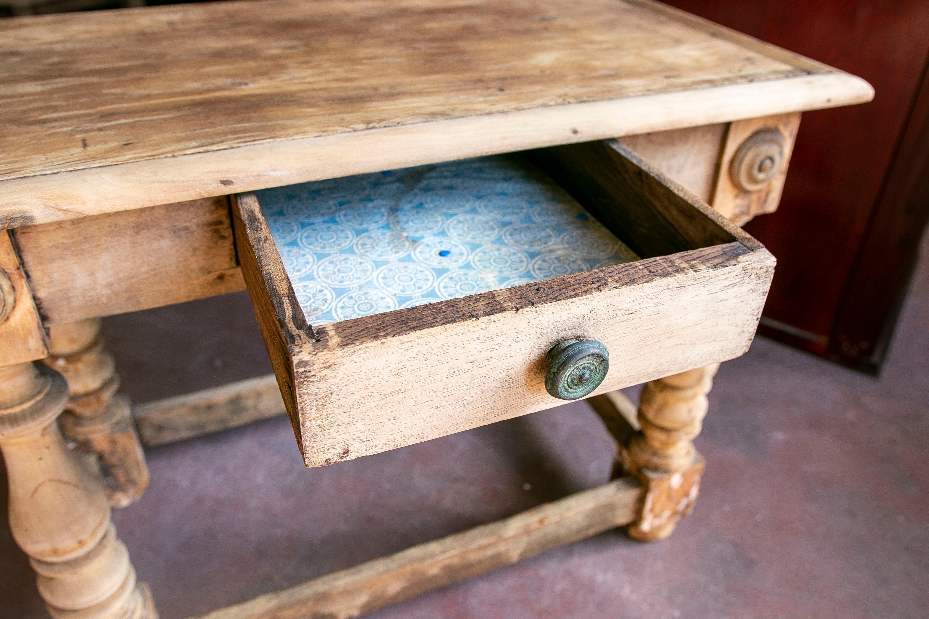 Spanischer Tisch aus dem 18. Jahrhundert in der Farbe des Originals  Holz mit Schublade im Angebot 9