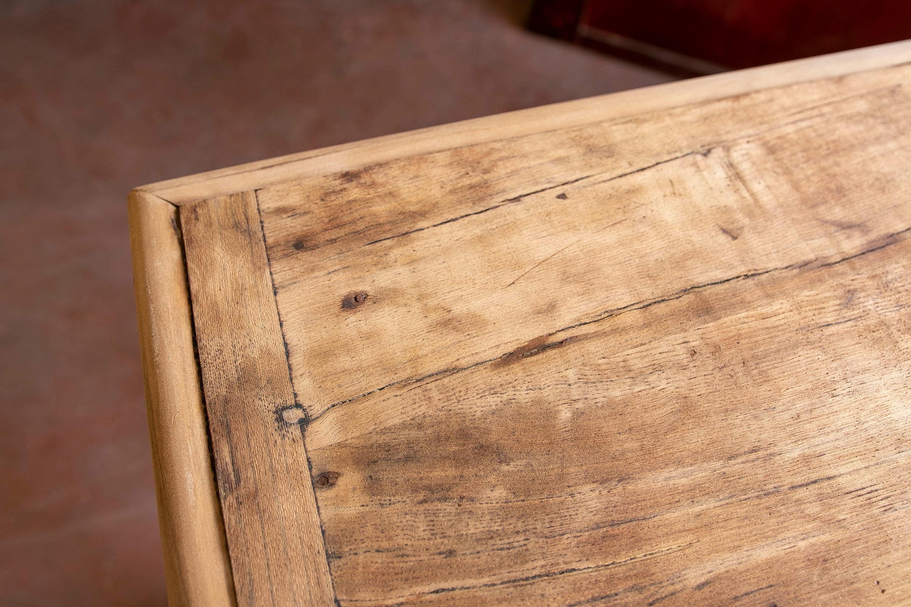 Spanischer Tisch aus dem 18. Jahrhundert in der Farbe des Originals  Holz mit Schublade im Angebot 14