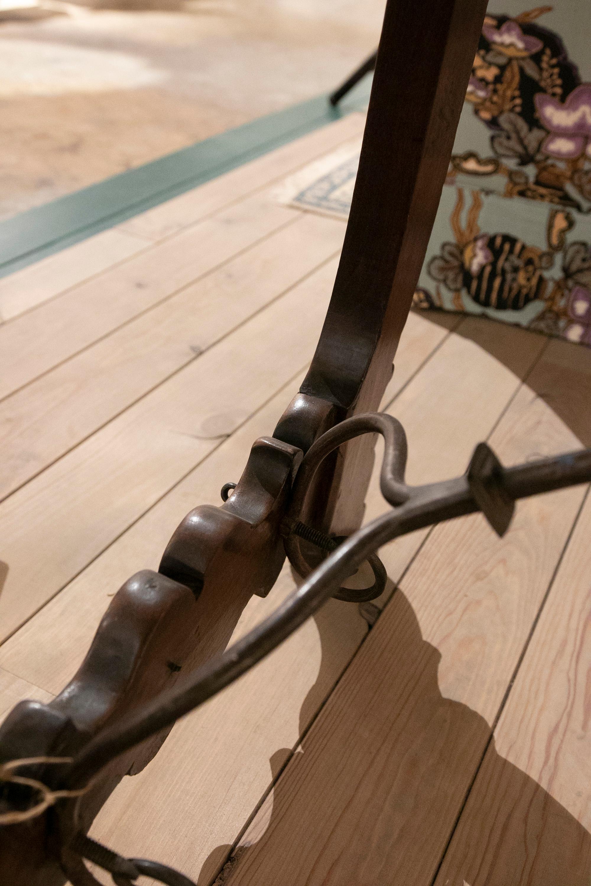 18th Century Spanish Table in Walnut with Lyre Legs Joined with Original Iron For Sale 5