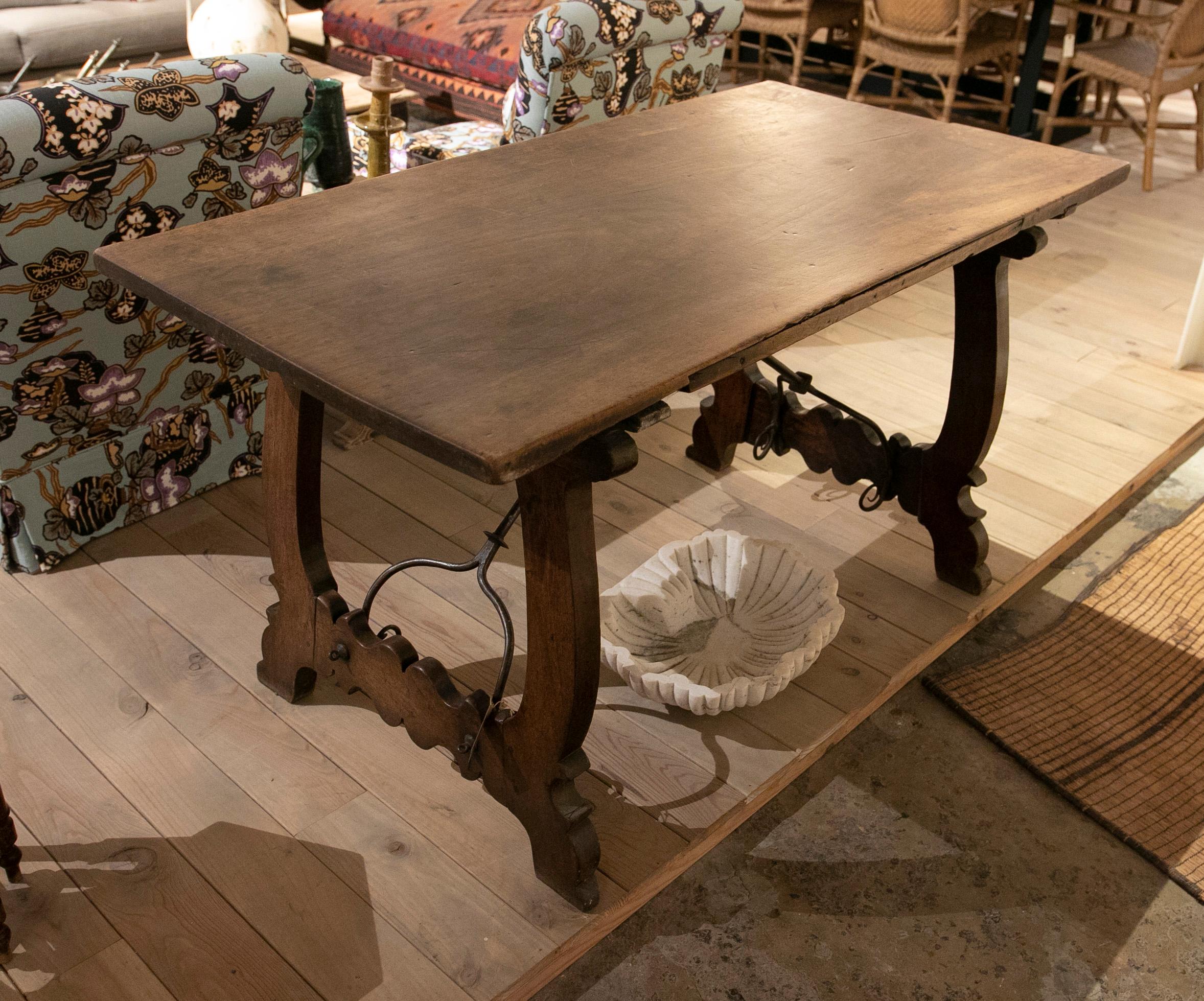 18th Century Spanish Table in Walnut with Lyre Legs Joined with Original Iron For Sale 6