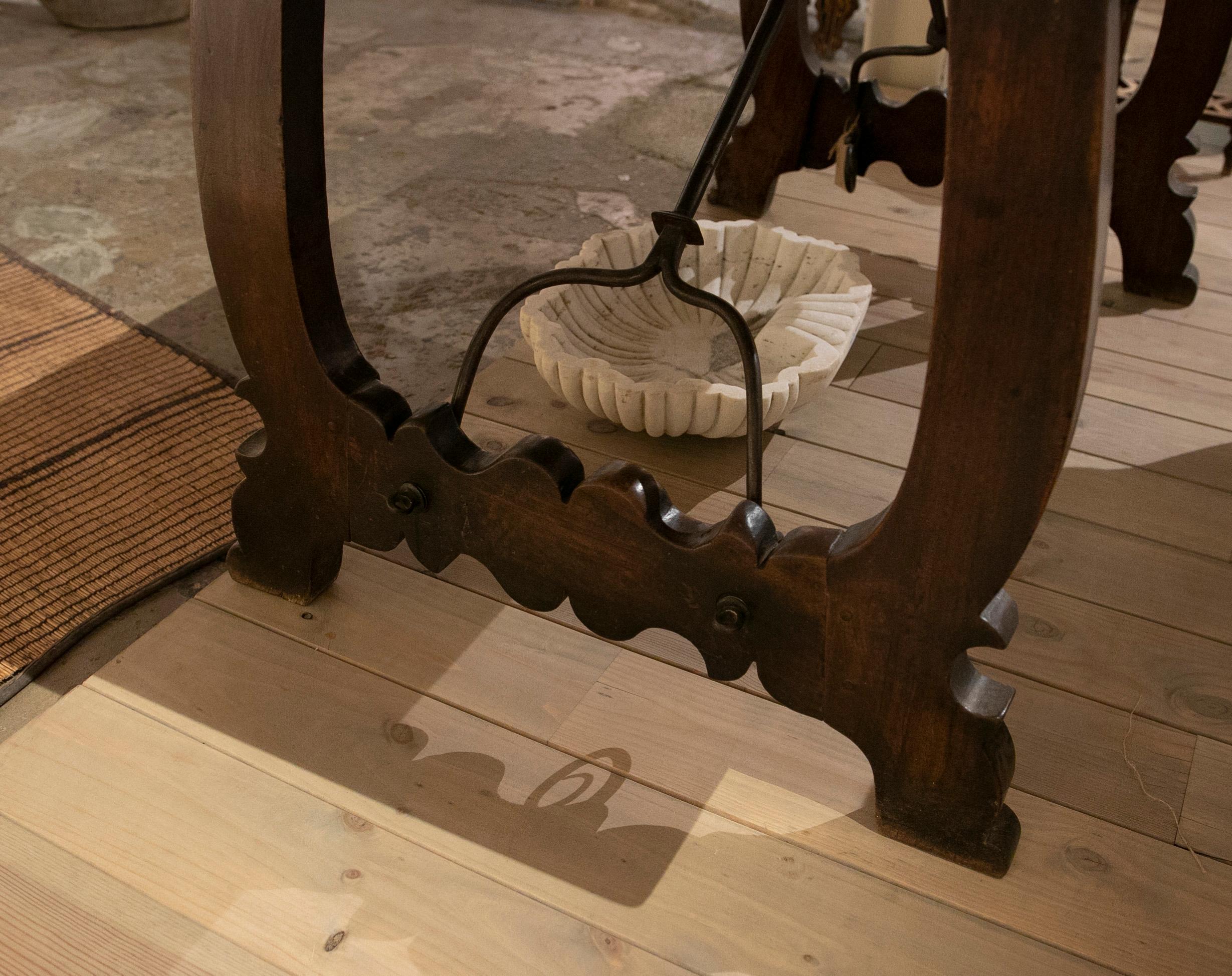 18th Century Spanish Table in Walnut with Lyre Legs Joined with Original Iron For Sale 14