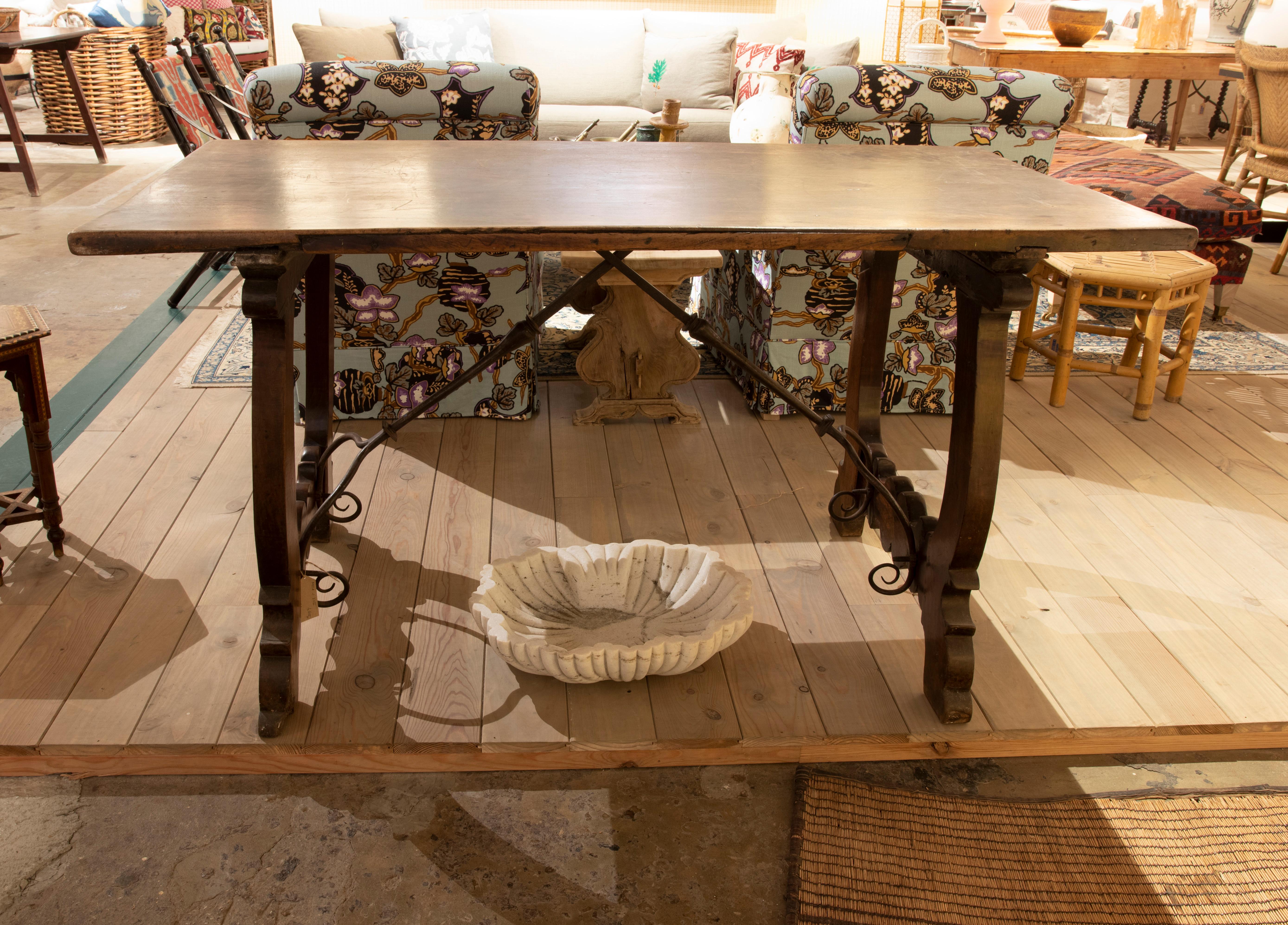 18th Century Spanish Table in Walnut with Lyre Legs Joined with Original Iron In Good Condition For Sale In Marbella, ES