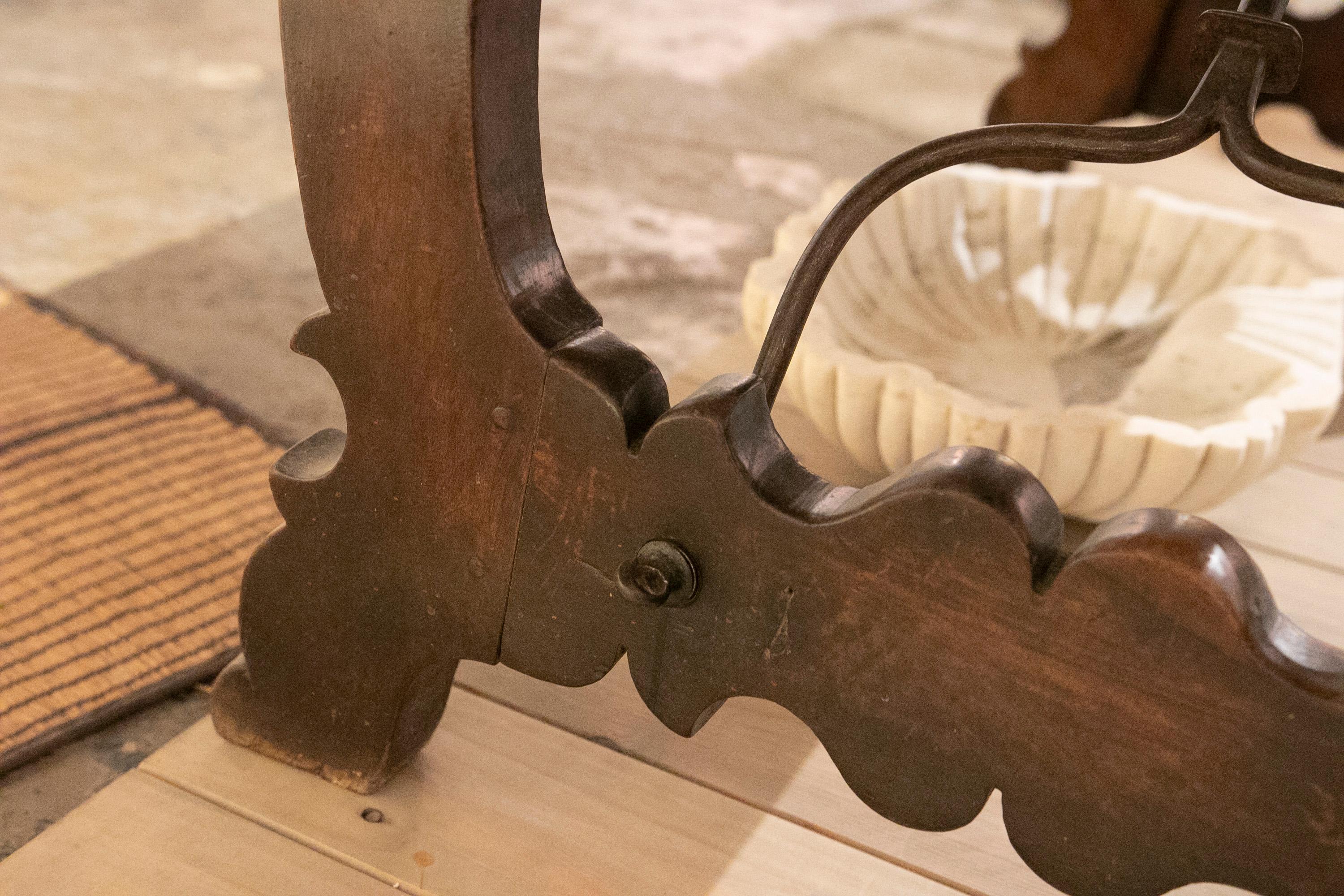 18th Century Spanish Table in Walnut with Lyre Legs Joined with Original Iron For Sale 1
