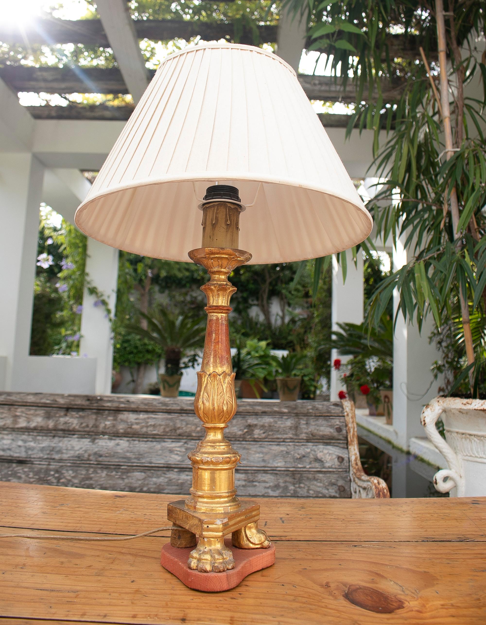 spanische Tischlampe aus dem 18. Jahrhundert mit vergoldetem Kerzenhalter und Klauenfüßen

Der Lampenschirm ist nicht im Preis enthalten.