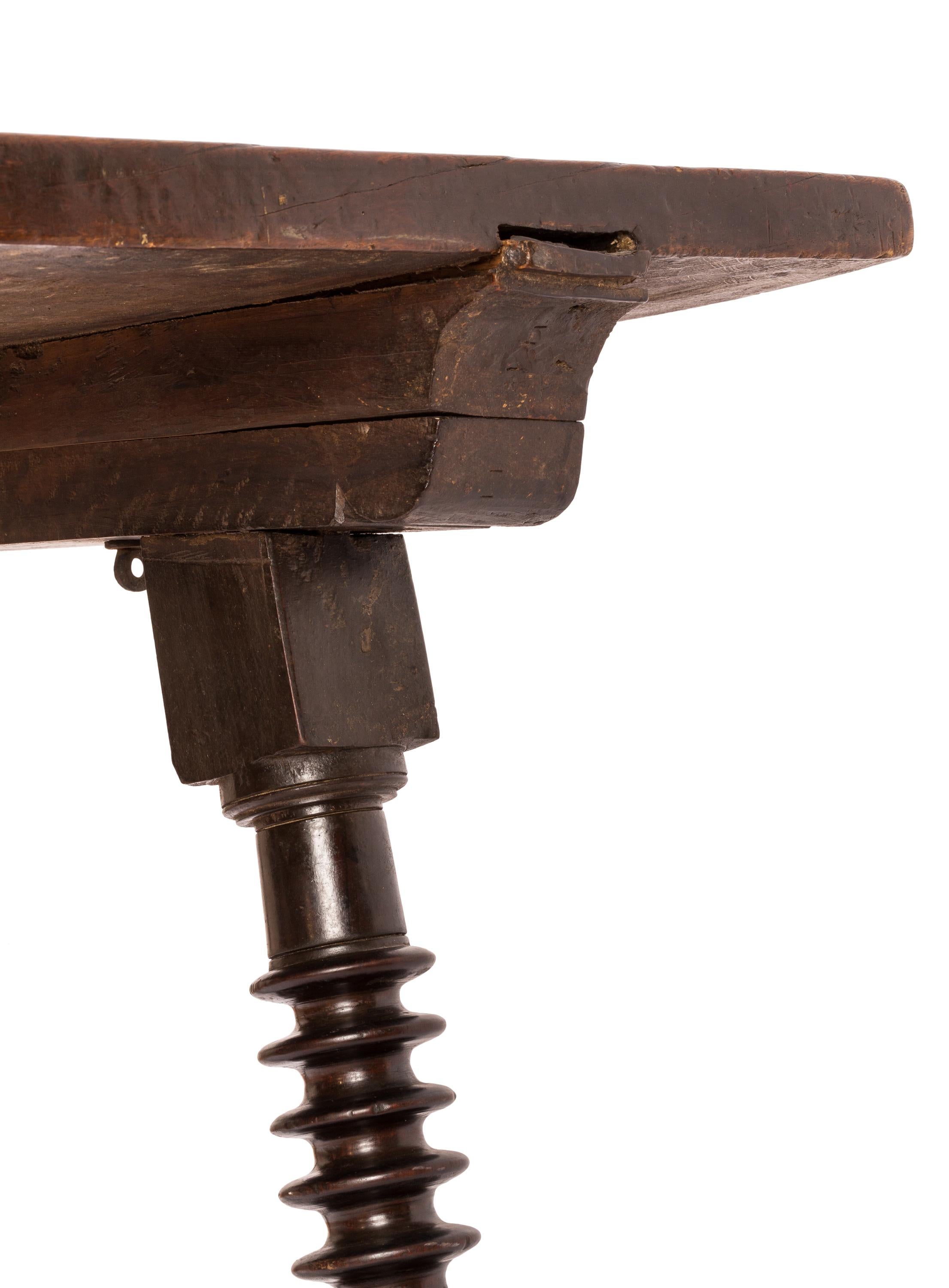 Rustique A.I.C., table à écrire de style tréteau espagnol, pieds tournés et fer forgé en vente
