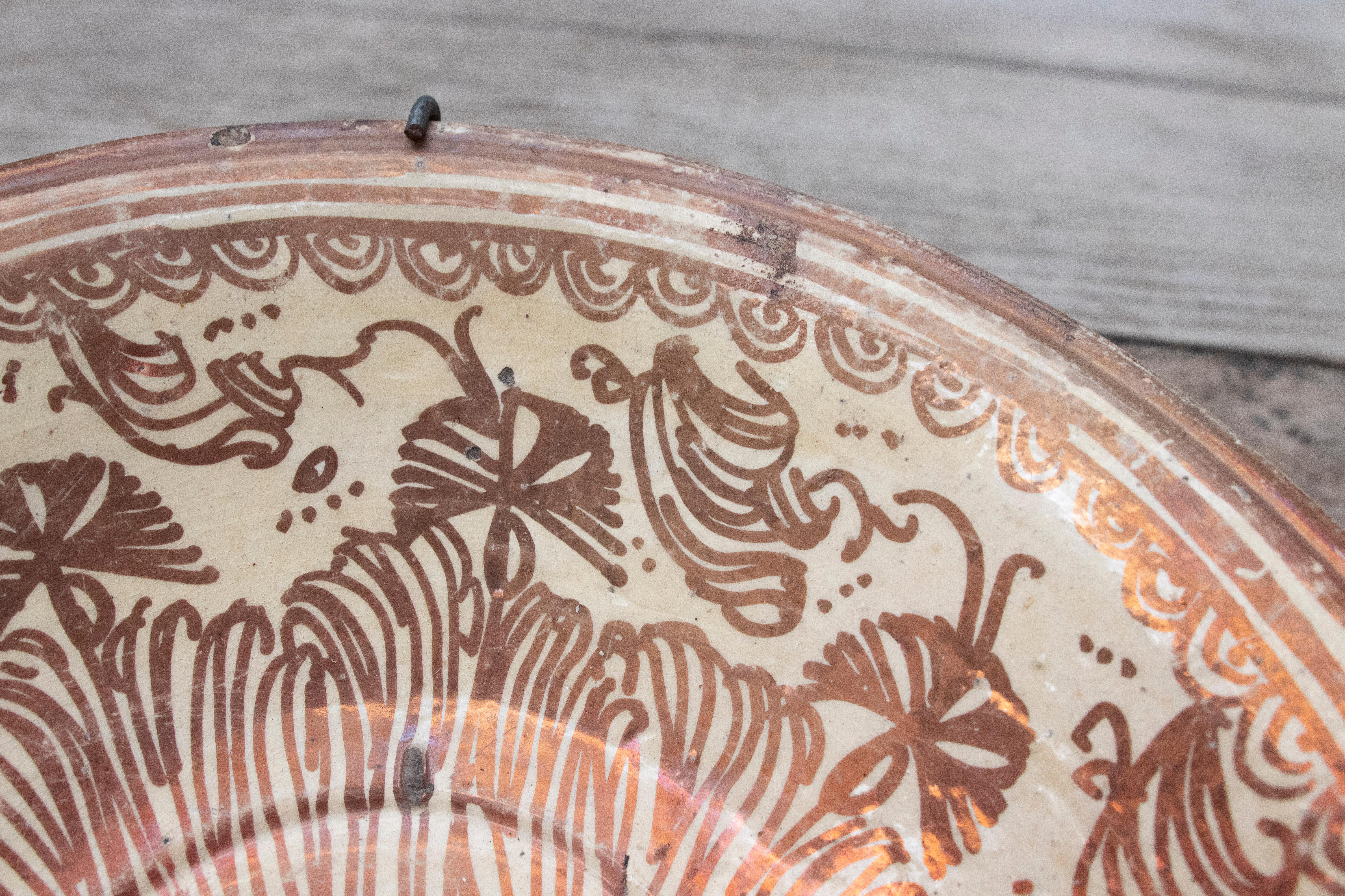 Assiette en céramique espagnole Manises Lusterware du 18ème siècle Bon état - En vente à Marbella, ES