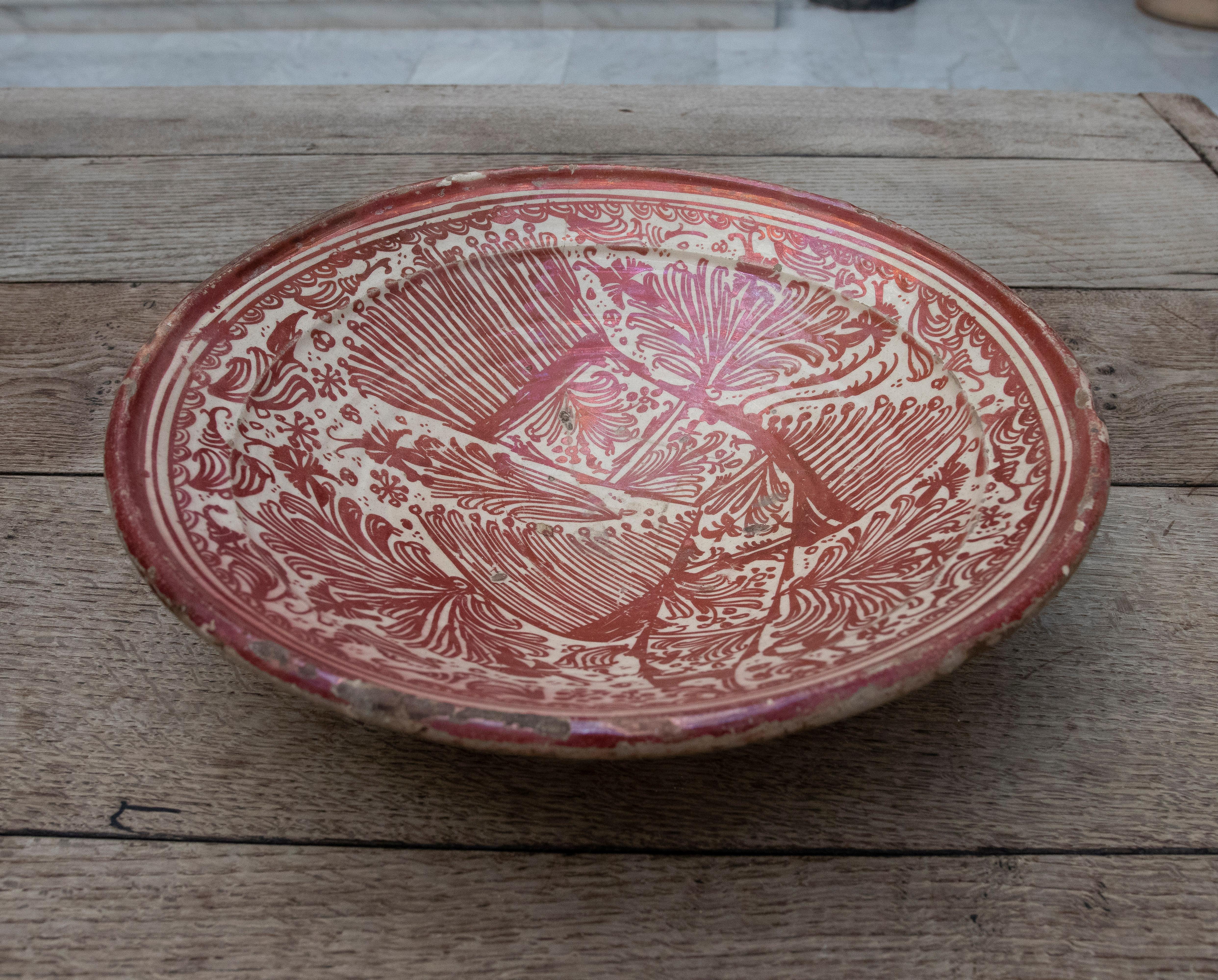 Céramique Assiette en céramique espagnole du 18ème siècle en céramique lustrée Manises en vente