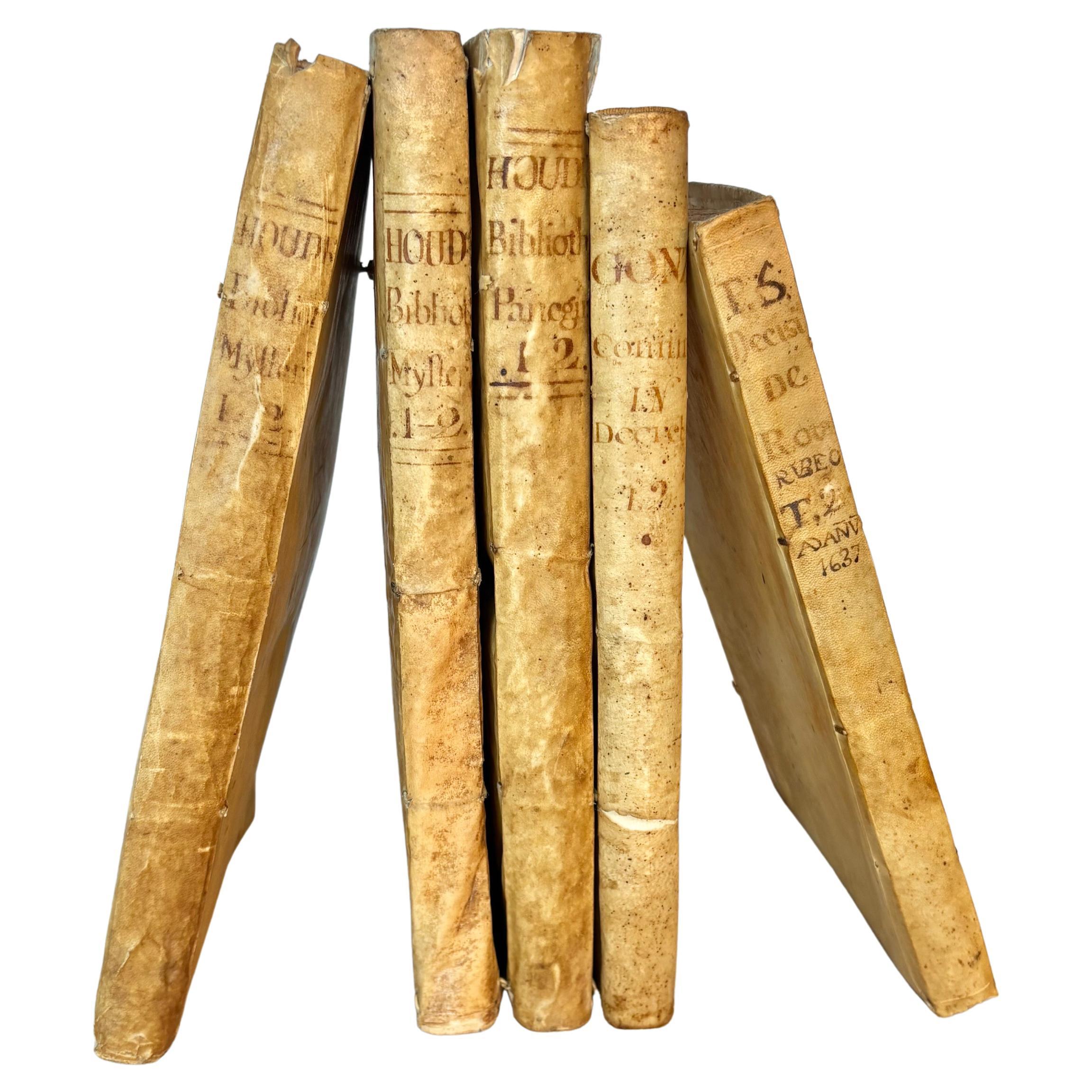 Trouvé en Espagne, cet ensemble de cinq grands livres du XVIIIe siècle a été fabriqué en Vellum par des artisans espagnols à la fin des années 1700. Chaque livre présente une couverture et une reliure en peau d'animal de couleur crème, selon une