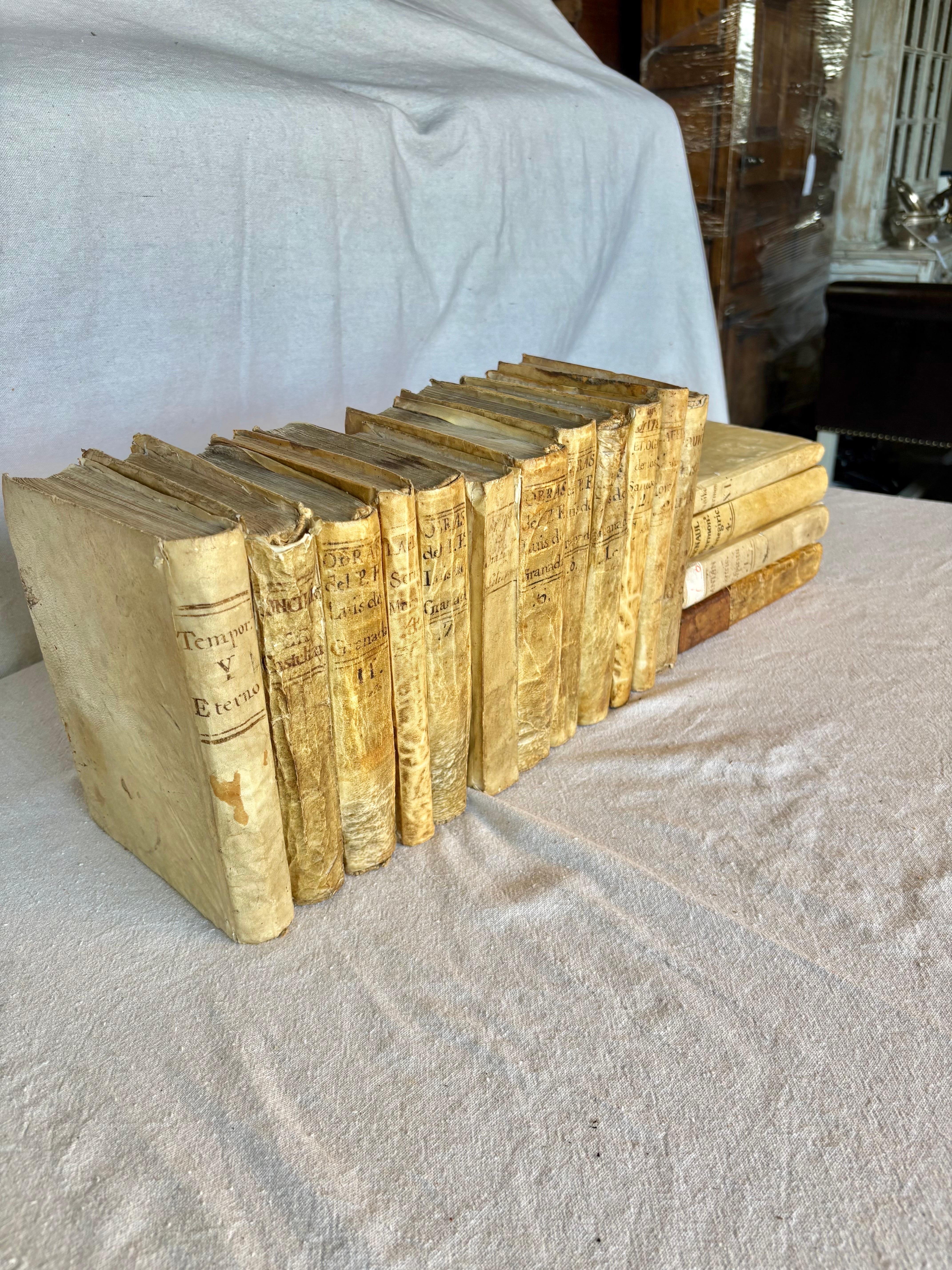 Fait main Livres en Vellum espagnols du 18ème siècle - Lot de seize en vente