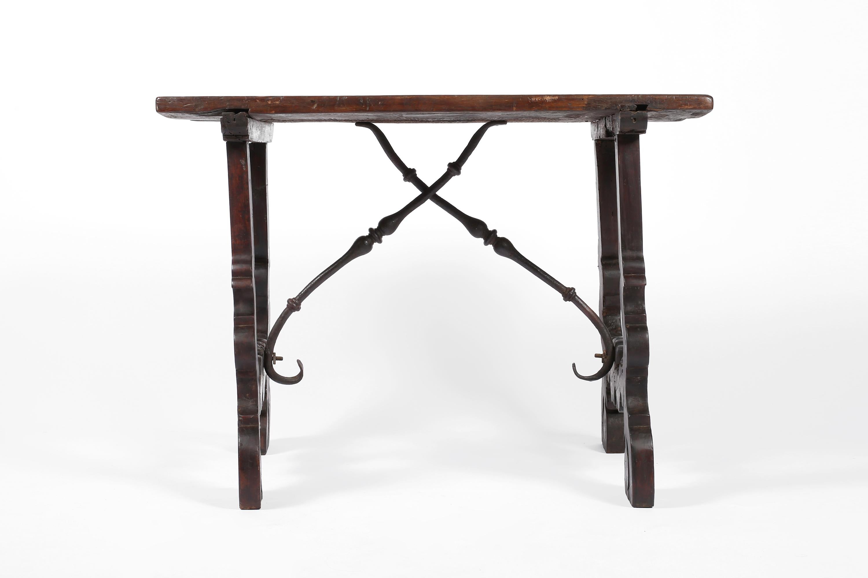 18th Century Spanish Walnut and Iron Side or Console Table c. 1750 In Good Condition For Sale In London, GB