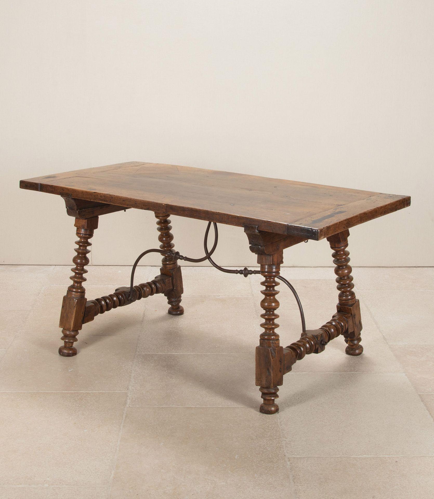 18th Century Spanish Walnut Centre Table In Good Condition For Sale In Gloucestershire, GB