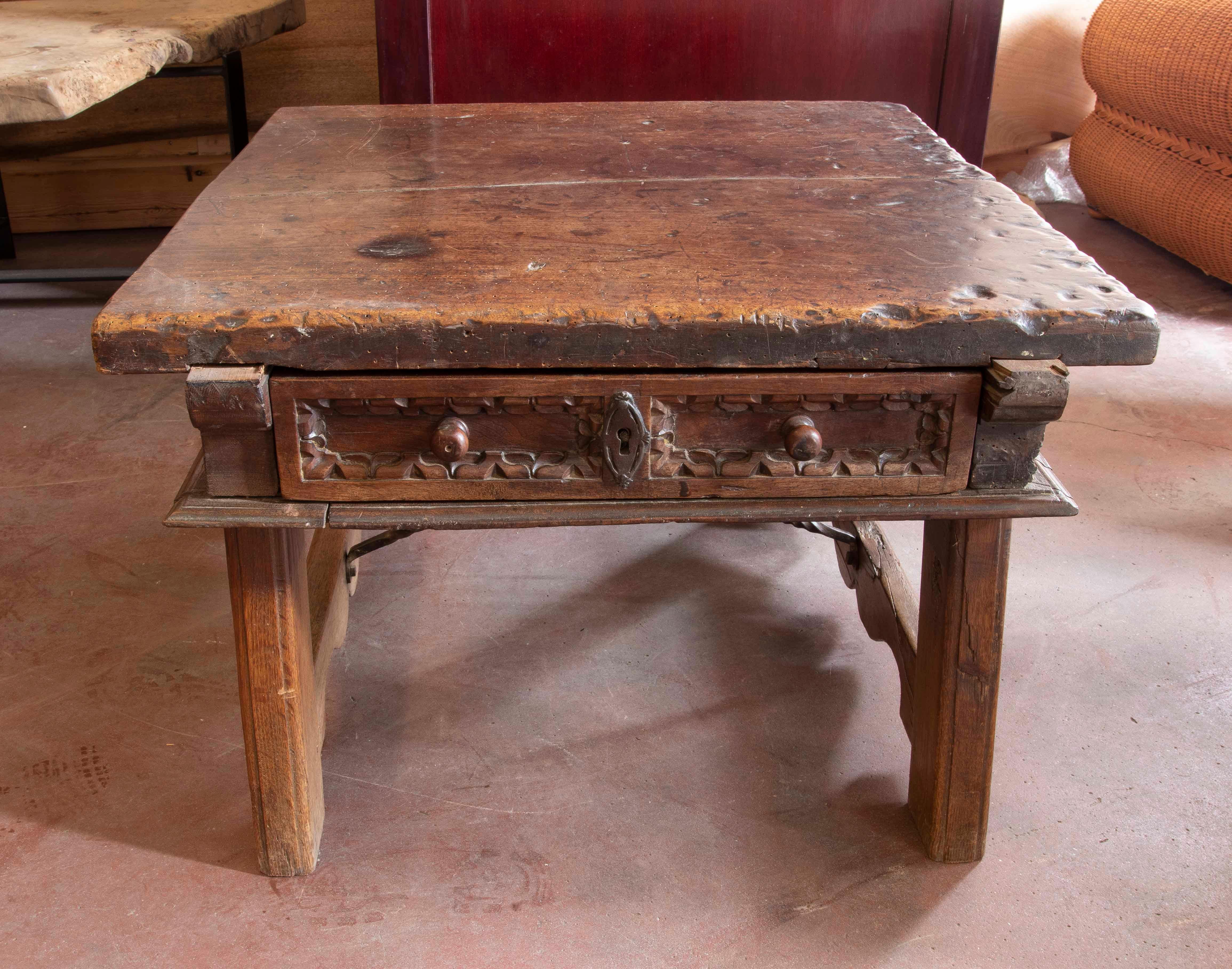 18th Century Spanish Walnut Coffee Table with Carved Drawer In Good Condition For Sale In Marbella, ES