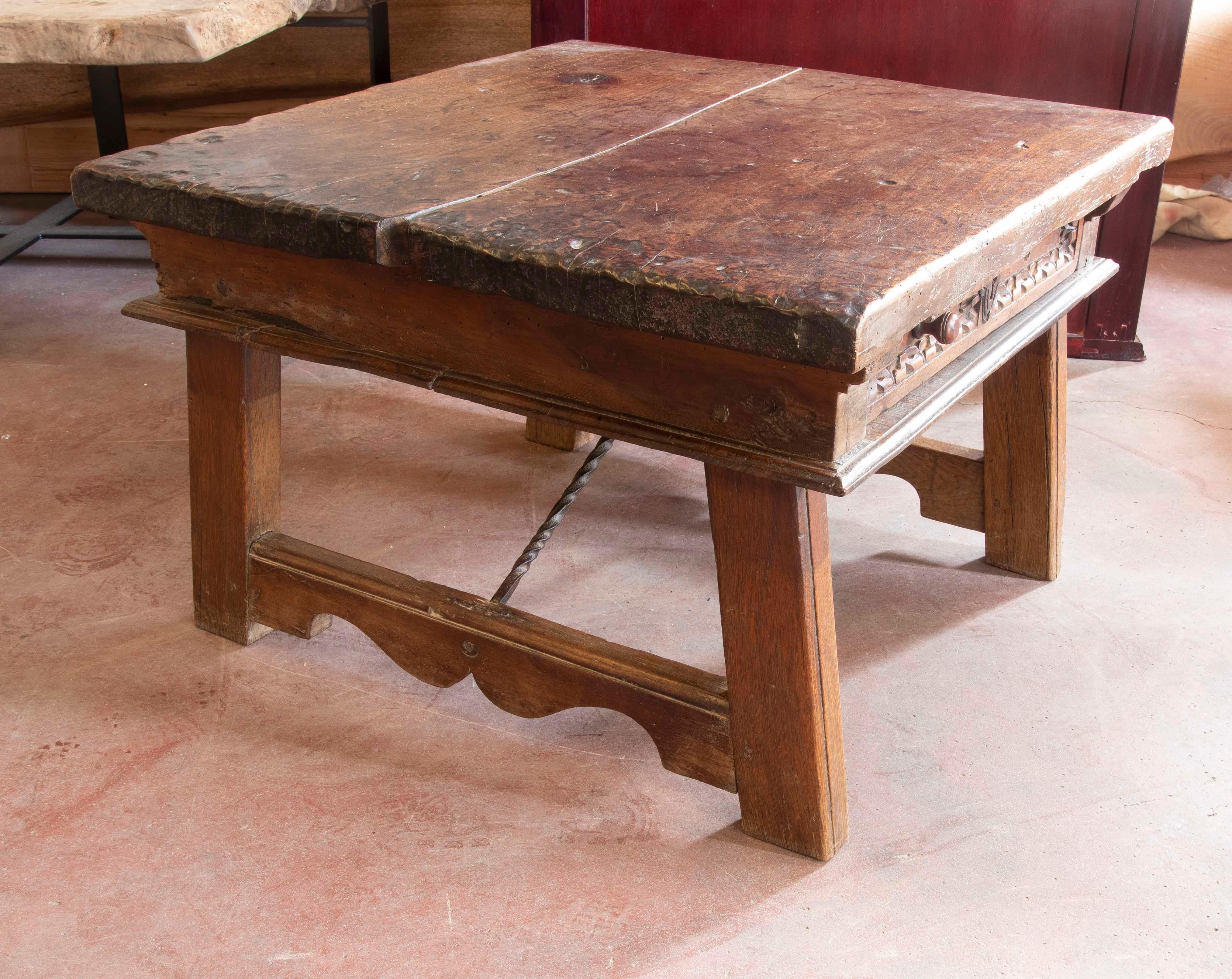 18th Century Spanish Walnut Coffee Table with Carved Drawer For Sale 1