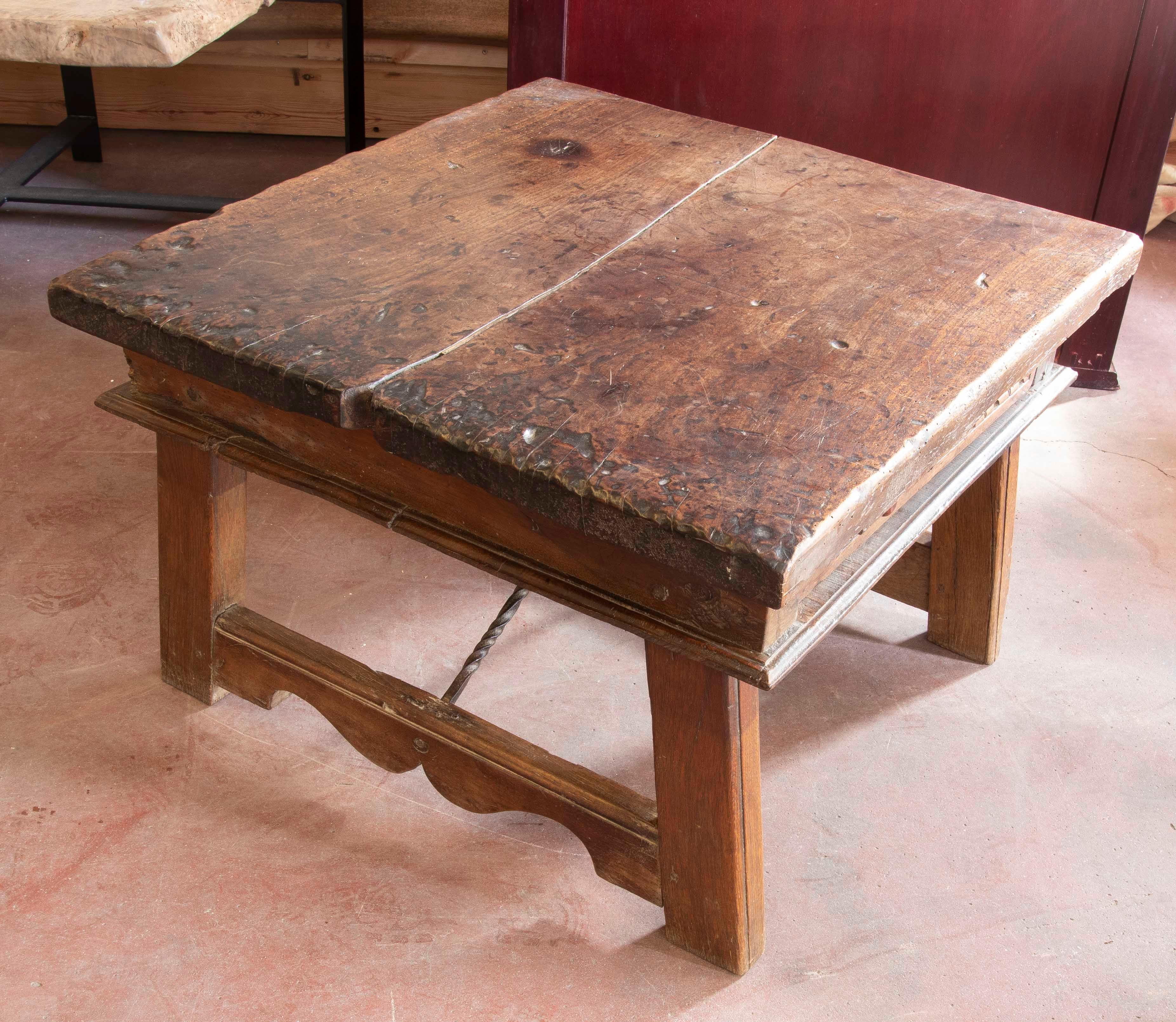 18th Century Spanish Walnut Coffee Table with Carved Drawer For Sale 2