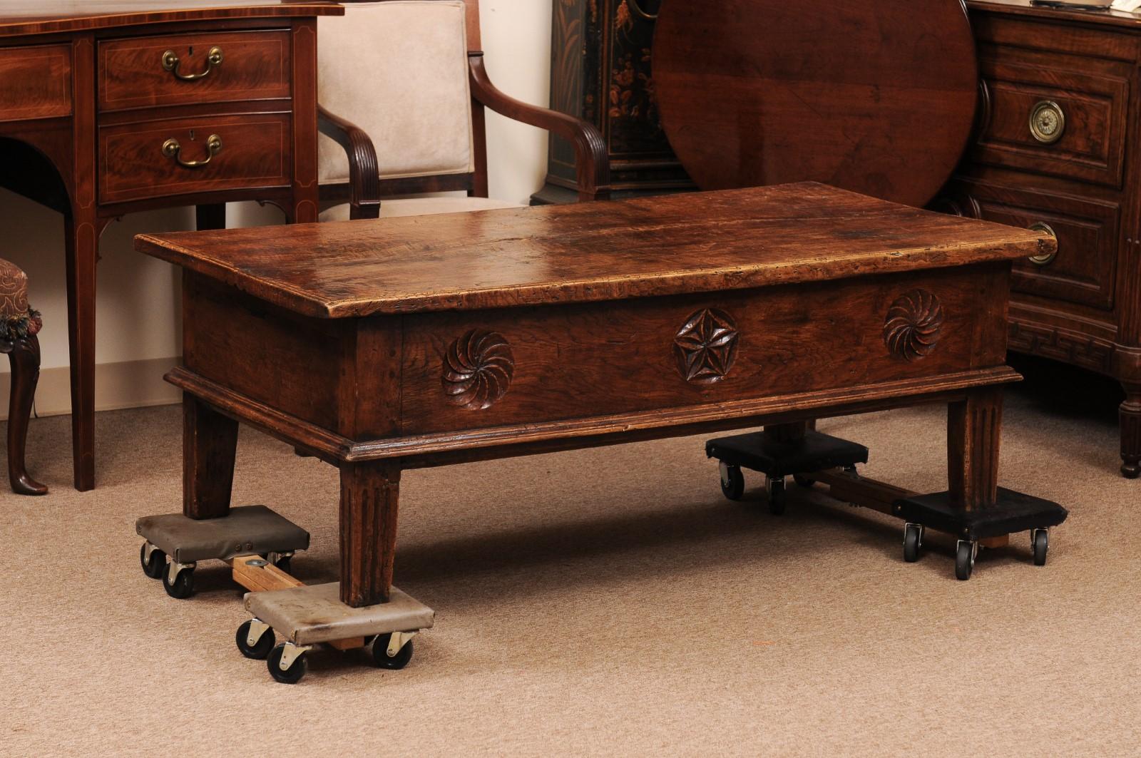 Table basse en noyer espagnol du XVIIIe siècle avec frise et tiroir sculptés en vente 3