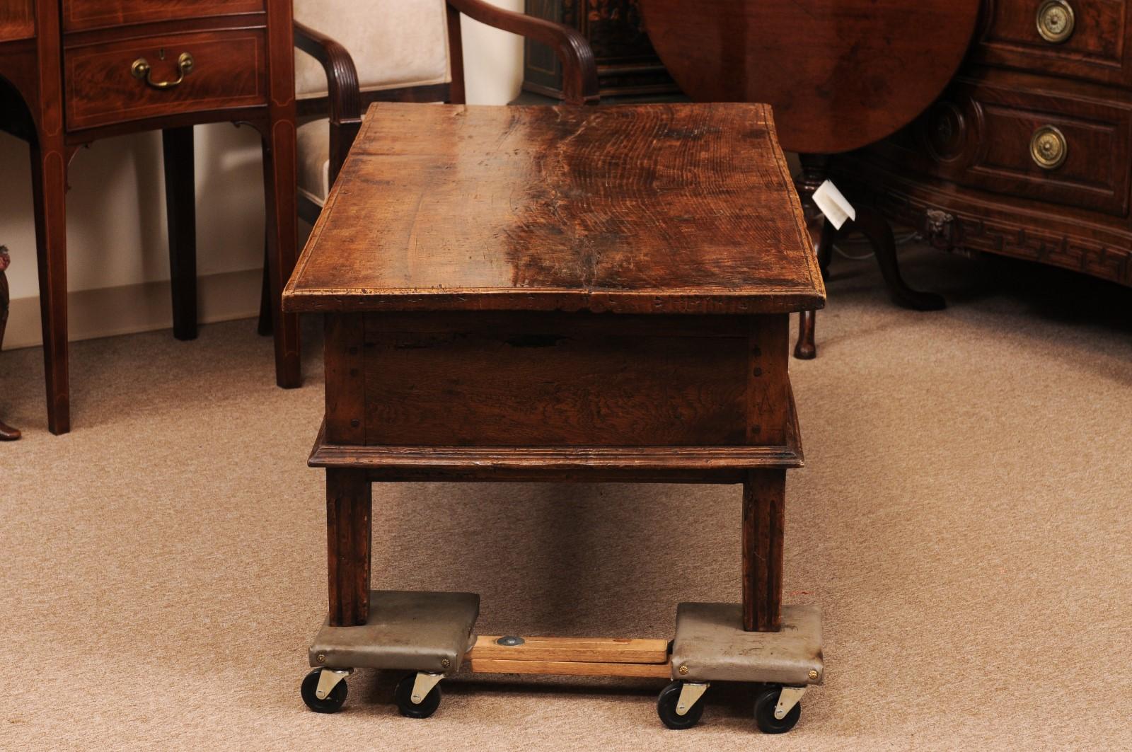 Table basse en noyer espagnol du XVIIIe siècle avec frise et tiroir sculptés en vente 4